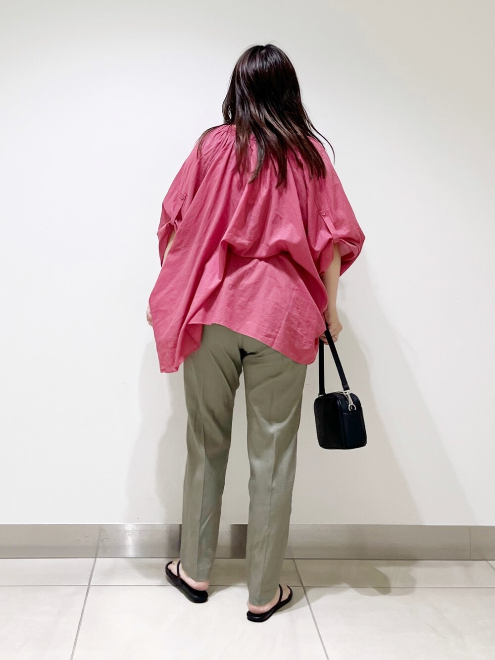 ピンク系のシャツ/ブラウス、グリーン系のその他パンツ、ブラック系のショルダーバッグを着用したレディースの夏コーディネートの3枚目の写真