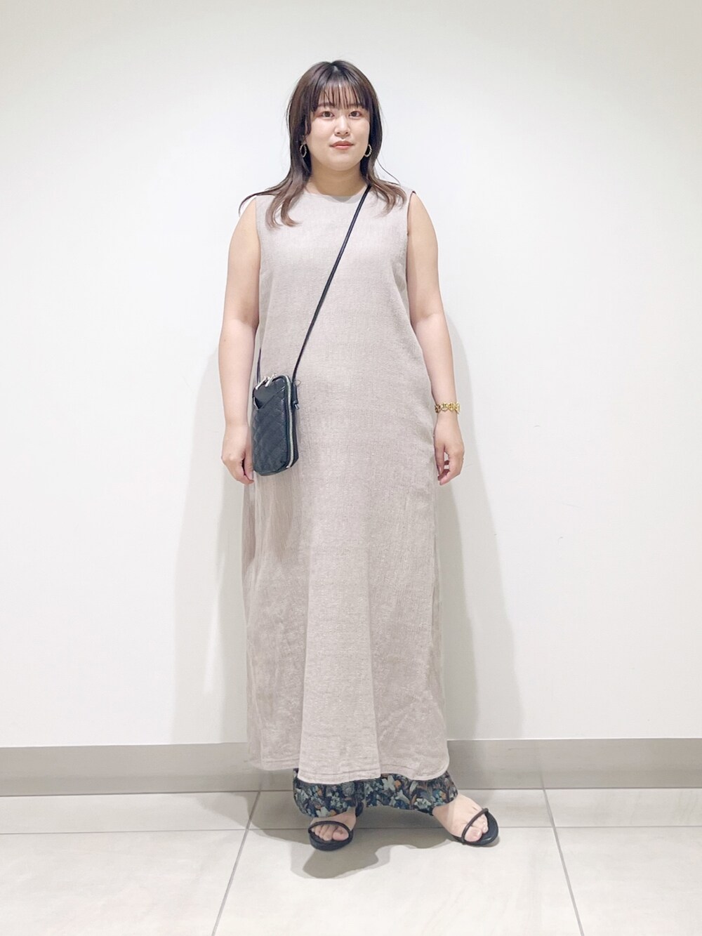 グレー系のワンピース、ブラック系のショルダーバッグ、ブルー系のその他パンツを着用したレディースの夏コーディネートの10枚目の写真