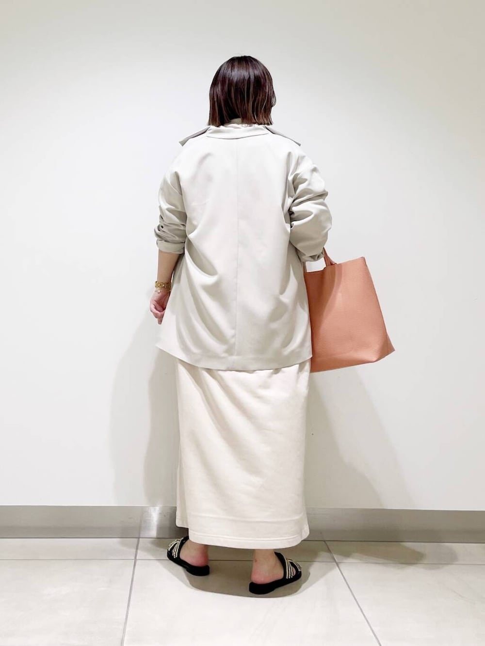 ピンク系のトートバッグ、ベージュ系のその他アウター、ベージュ系のワンピースを着用したレディースの春コーディネートの5枚目の写真