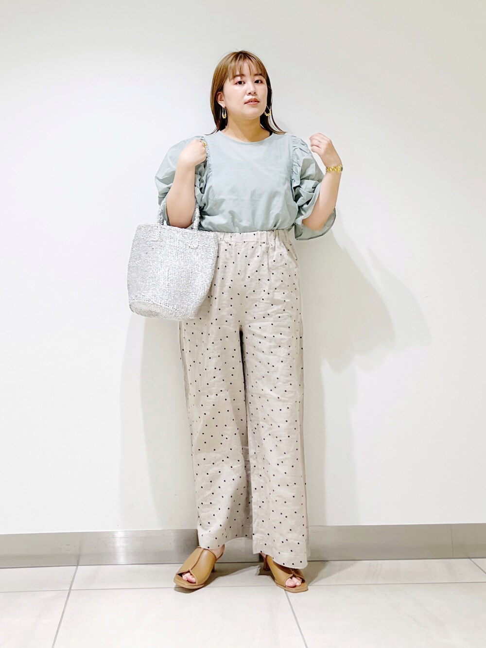 ベージュ系のその他パンツ、グリーン系のシャツ/ブラウス、シルバー系のトートバッグを着用したレディースの夏コーディネートの5枚目の写真