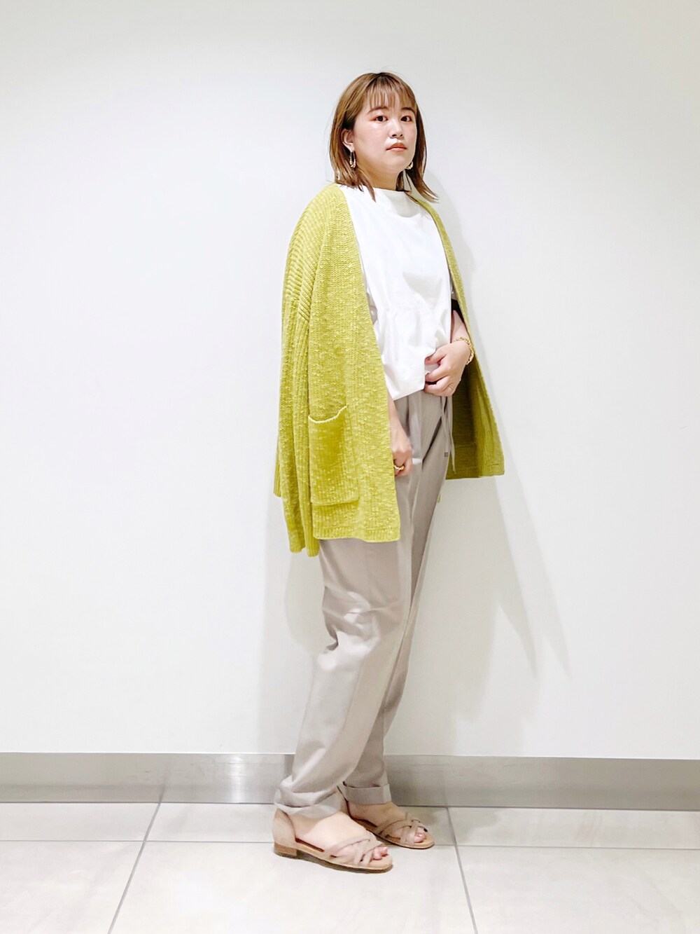 ホワイト系のTシャツ/カットソー、グリーン系のカーディガン/ボレロ、ベージュ系のその他パンツを着用したレディースの夏コーディネートの2枚目の写真