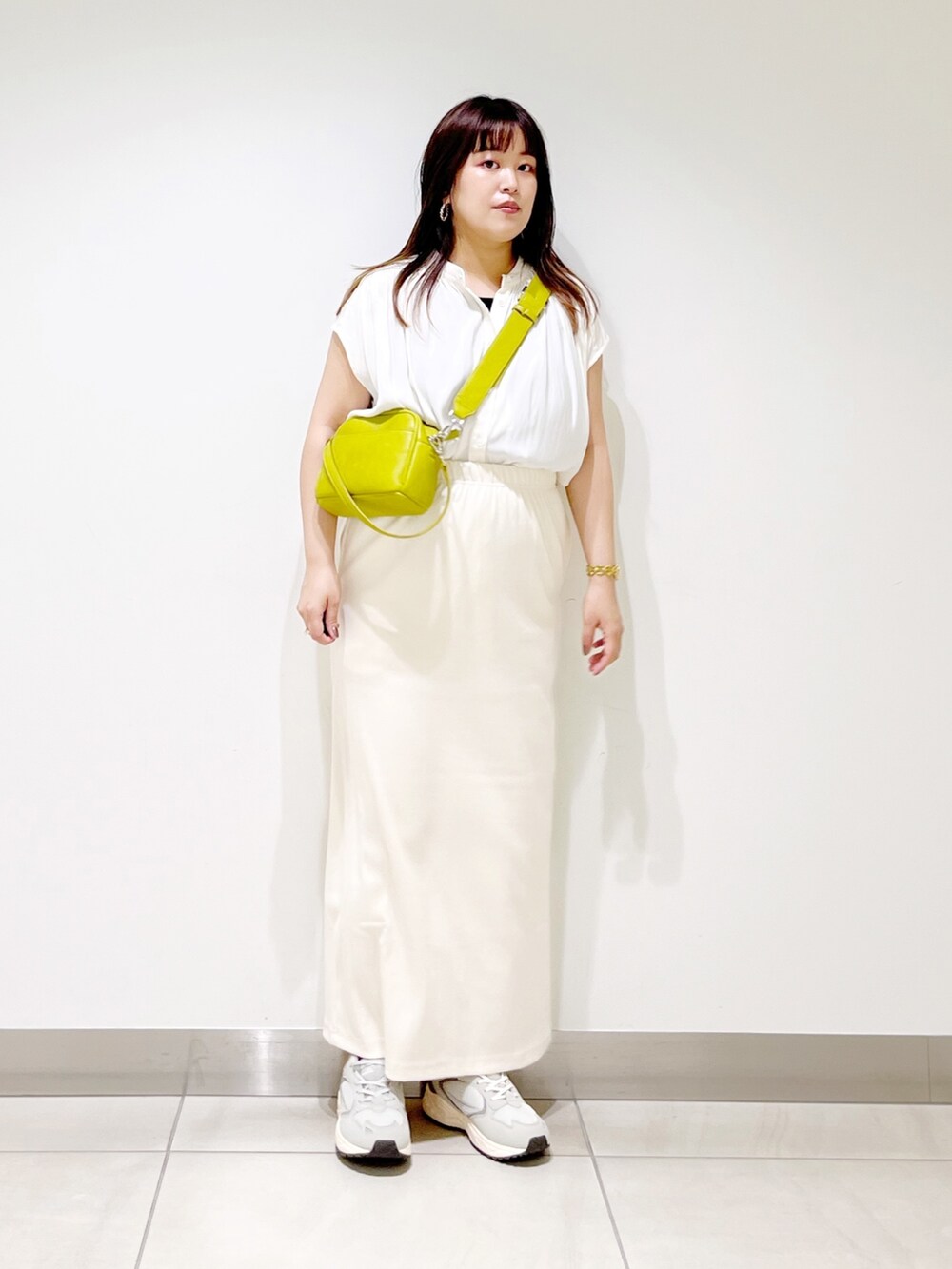 ホワイト系のシャツ/ブラウス、イエロー系のショルダーバッグ、その他のスカートを着用したレディースの夏コーディネートの10枚目の写真