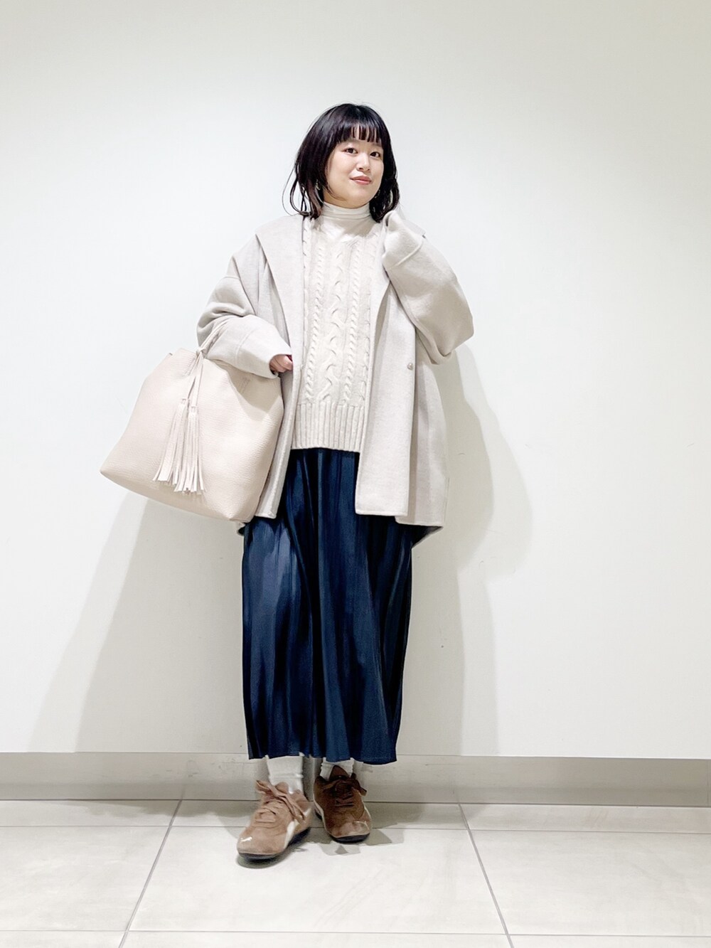 ベージュ系のその他アウター、ベージュ系のニット/セーター、ホワイト系のトートバッグを着用したレディースの秋コーディネートの8枚目の写真