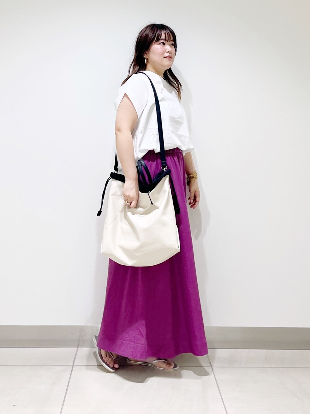 ホワイト系のTシャツ/カットソー、パープル系のスカート、ホワイト系のトートバッグを着用したレディースの夏コーディネートの7枚目の写真