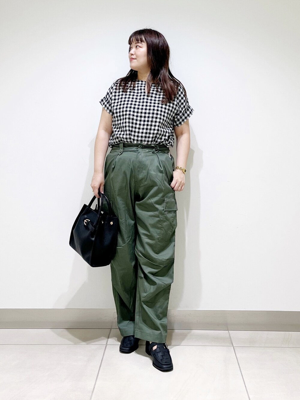 その他のシャツ/ブラウス、グリーン系のパンツ、ブラック系のトートバッグを着用したレディースの夏コーディネートの10枚目の写真