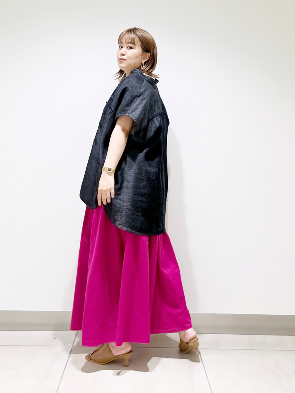 ブラック系のシャツ/ブラウス、ピンク系のスカート、ベージュ系のサンダルを着用したレディースの夏コーディネートの5枚目の写真