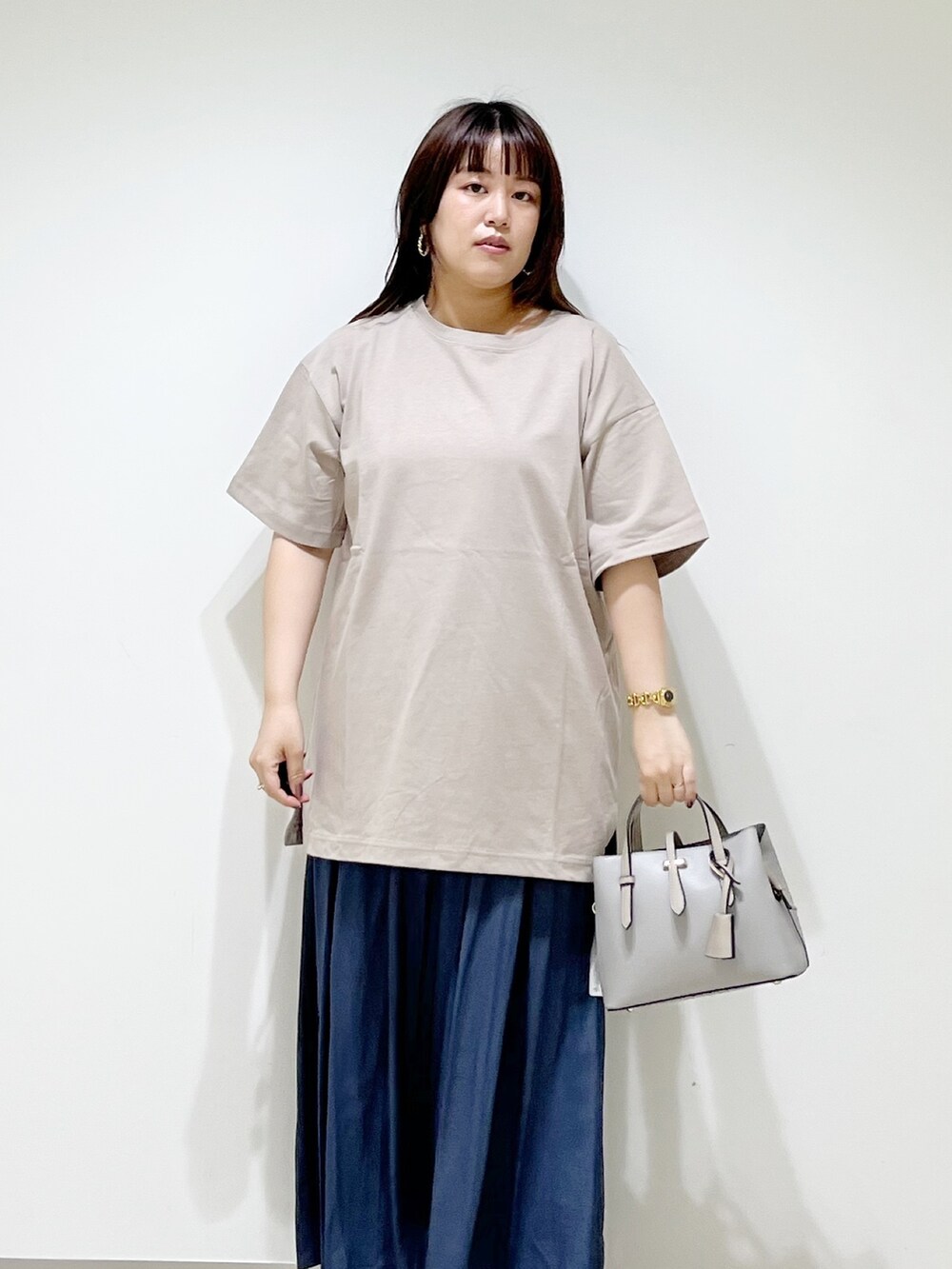 ベージュ系のTシャツ/カットソー、グレー系のトートバッグ、ブルー系のその他パンツを着用したレディースの夏コーディネートの6枚目の写真