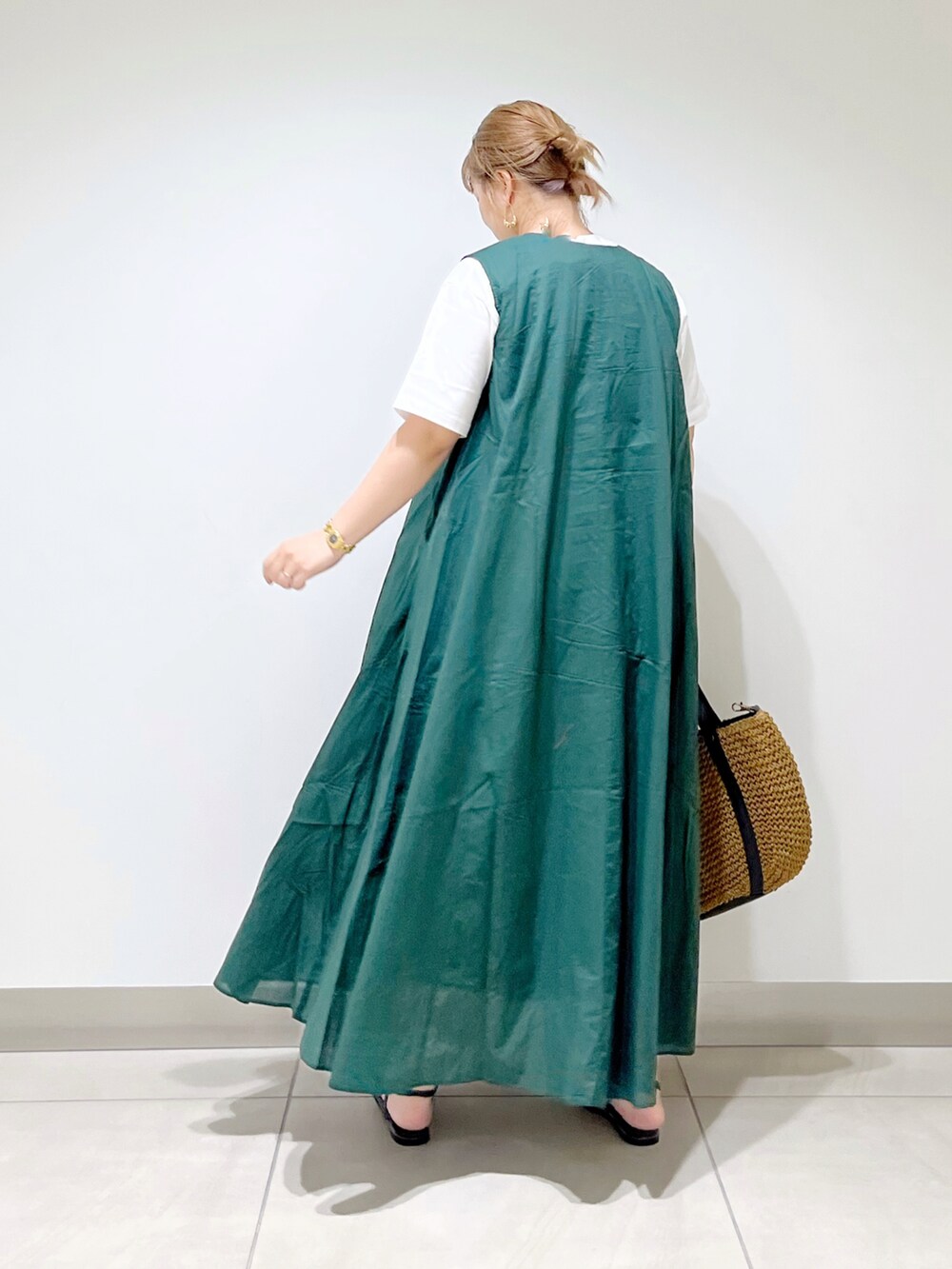 グリーン系のワンピース、イエロー系のトートバッグ、ブラック系のサンダルを着用したレディースの夏コーディネートの3枚目の写真