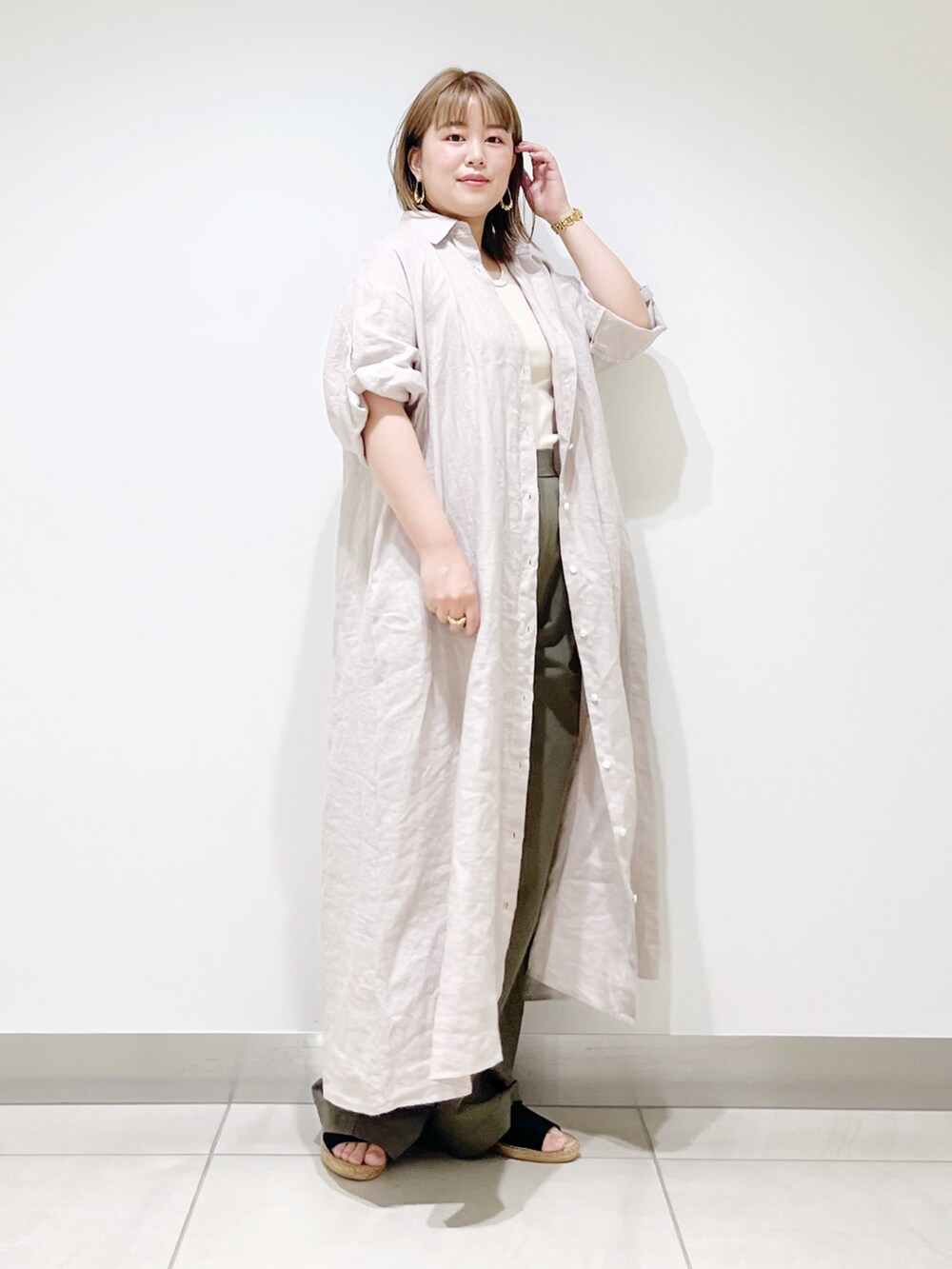 ベージュ系のワンピース、グリーン系のその他パンツ、ブラック系のサンダルを着用したレディースの夏コーディネートの4枚目の写真