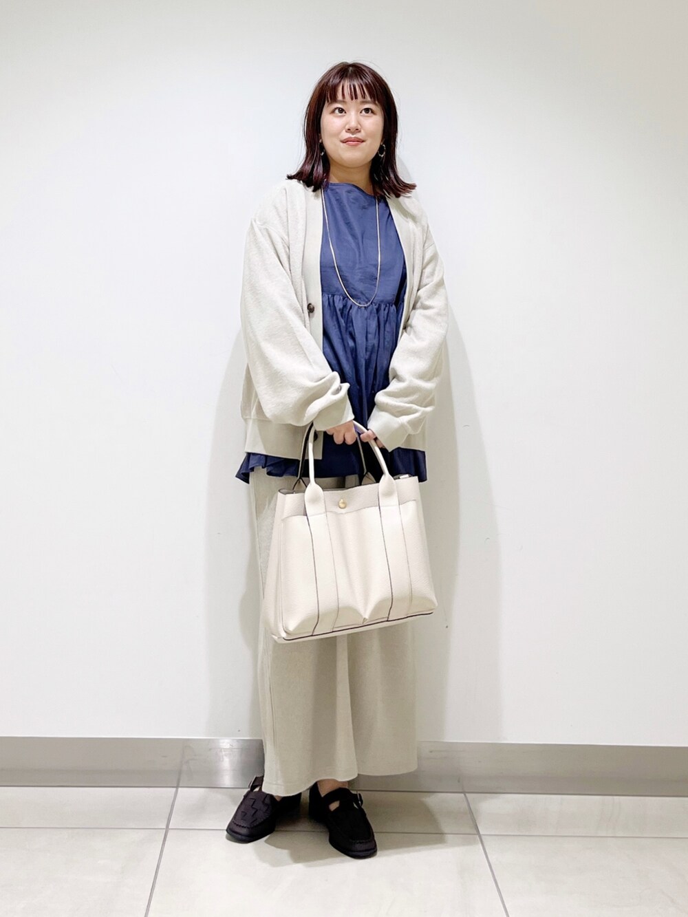 ブルー系のシャツ/ブラウス、ベージュ系のカーディガン/ボレロ、ベージュ系のスカートを着用したレディースの夏コーディネートの10枚目の写真