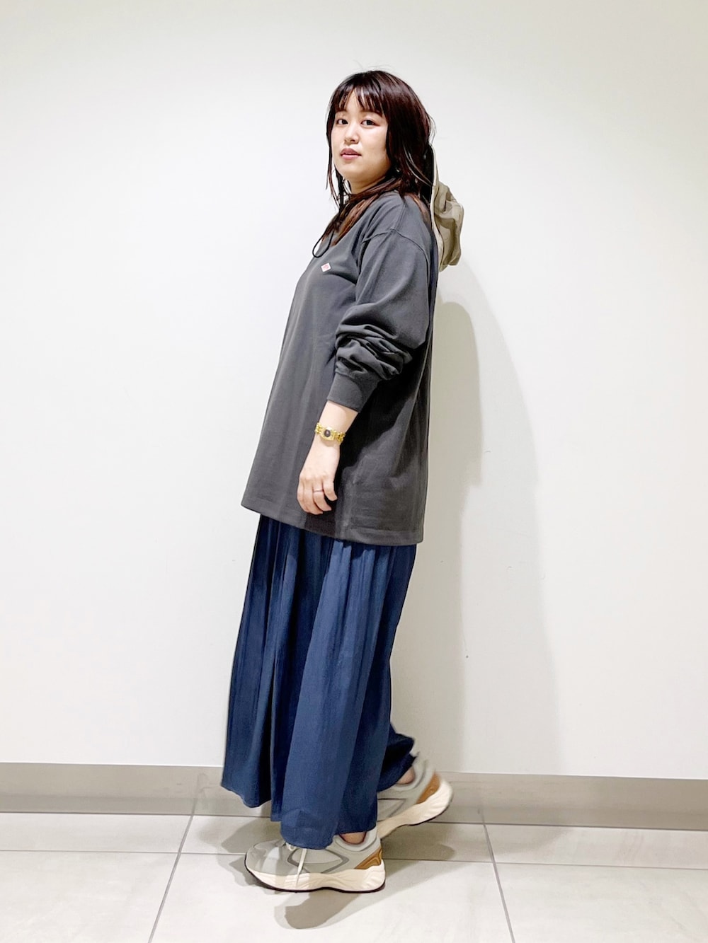 グレー系のTシャツ/カットソー、ブルー系のその他パンツ、グレー系のスニーカーを着用したレディースの夏コーディネートの4枚目の写真