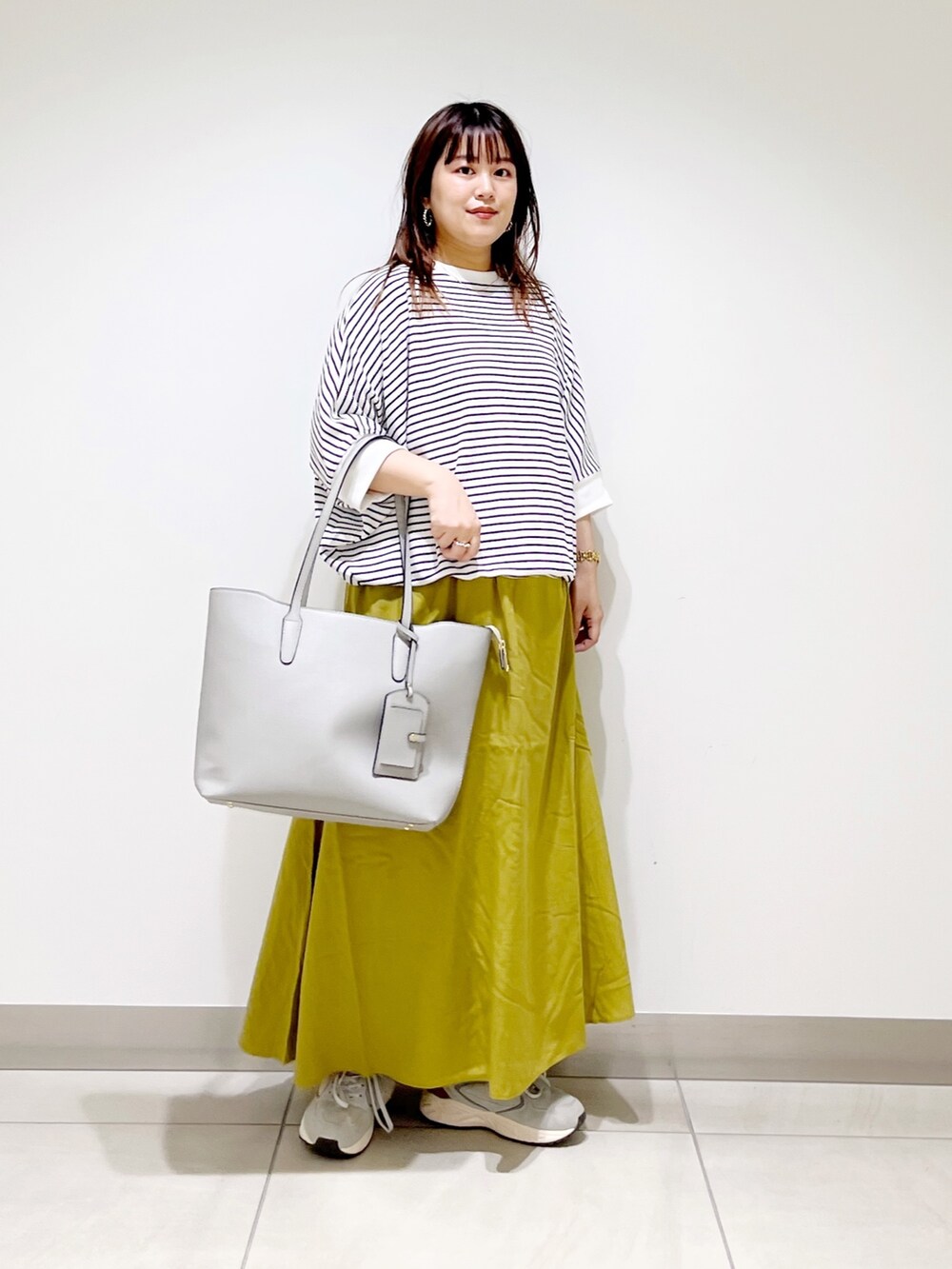 その他のスカート、グレー系のスニーカー、グレー系のトートバッグを着用したレディースの夏コーディネートの6枚目の写真