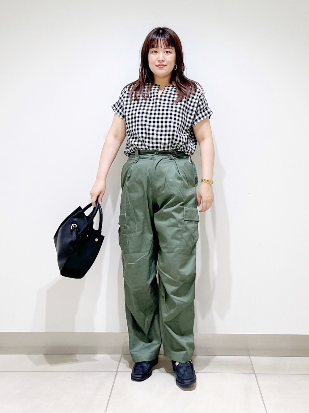 その他のシャツ/ブラウス、グリーン系のパンツ、ブラック系のトートバッグを着用したレディースの夏コーディネートの8枚目の写真