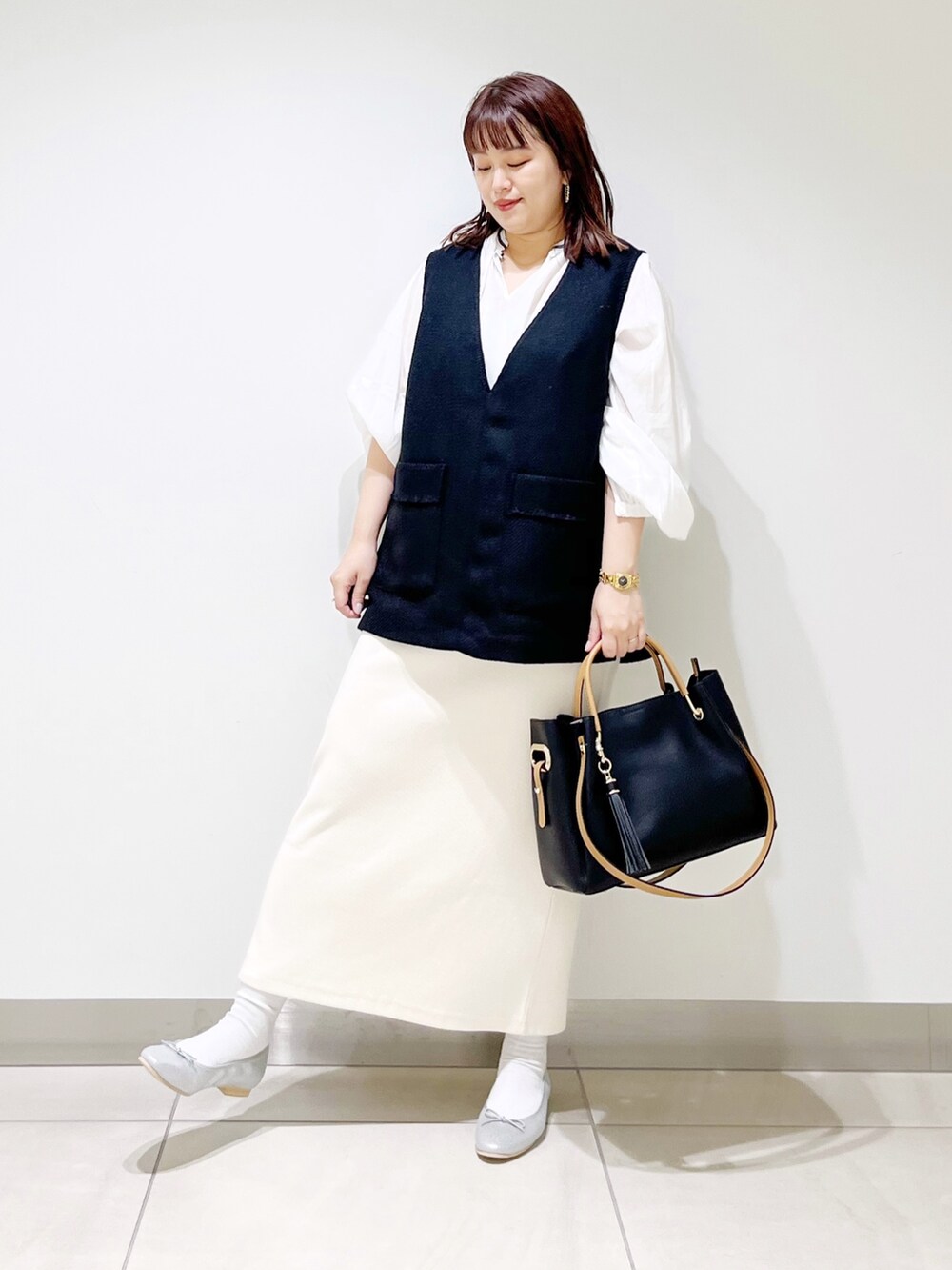 ブラック系のトップス、ホワイト系のシャツ/ブラウス、その他のスカートを着用したレディースの秋コーディネートの4枚目の写真