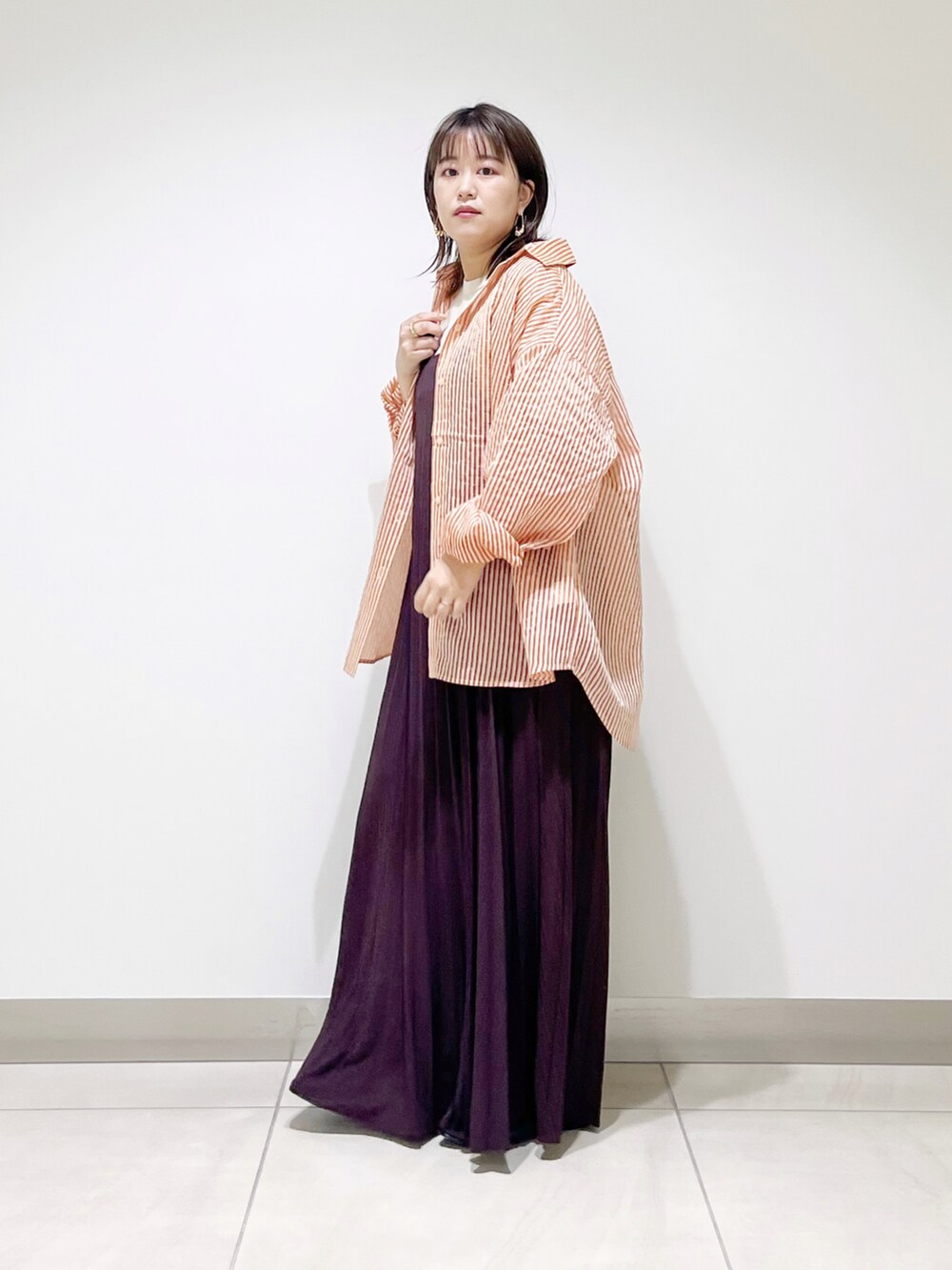 ブラウン系のシャツ/ブラウス、ブラウン系のワンピース、ブラック系のパンプスを着用したレディースの夏コーディネートの4枚目の写真