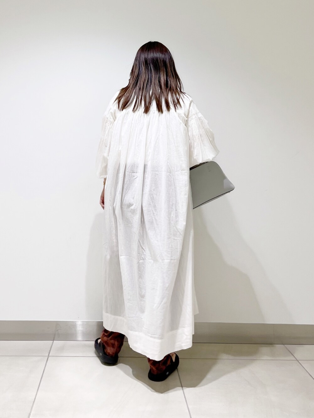 ホワイト系のTシャツ/カットソー、ホワイト系のワンピース、オレンジ系のその他パンツを着用したレディースの春コーディネートの3枚目の写真