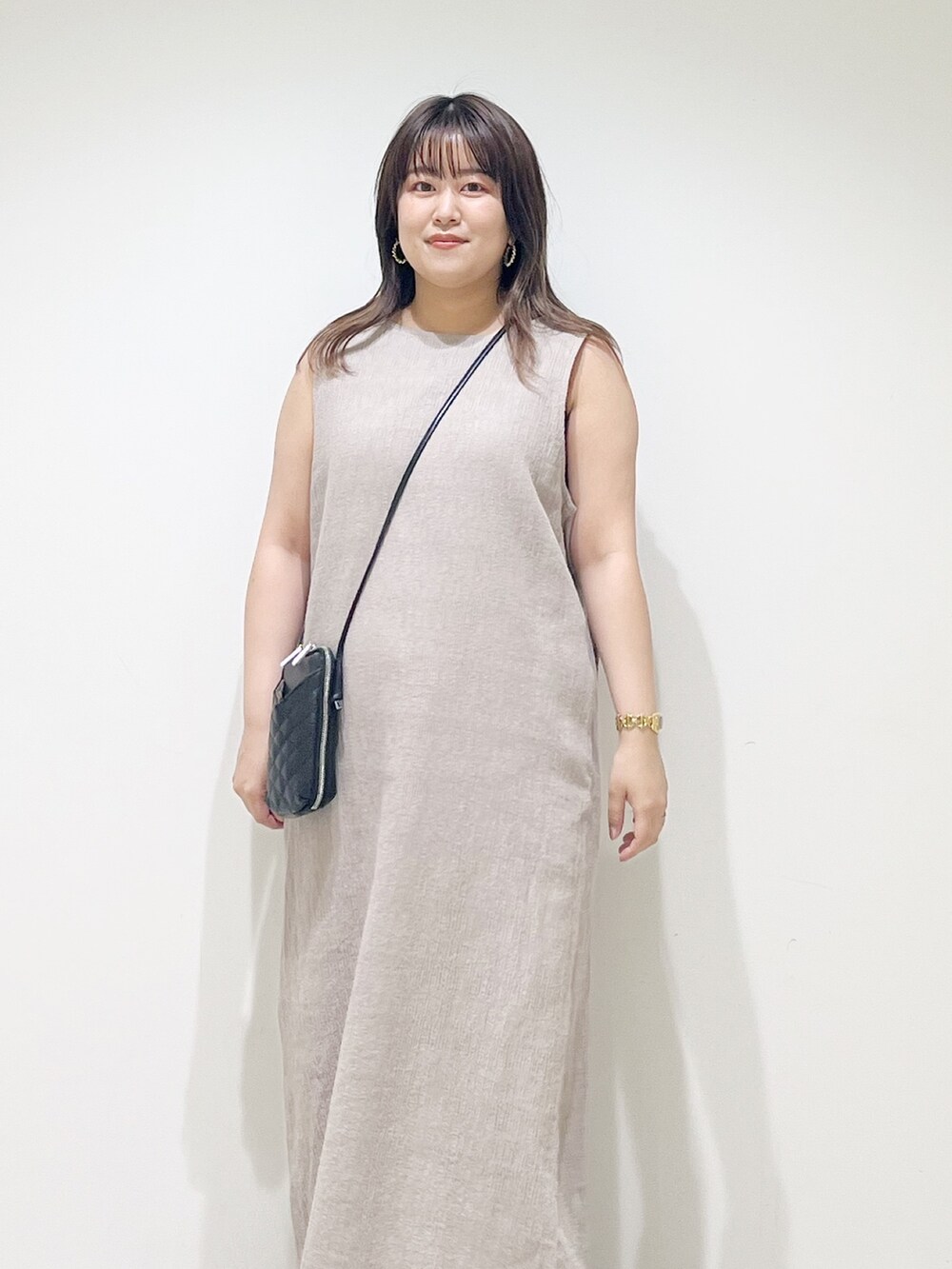 グレー系のワンピース、ブラック系のショルダーバッグ、ブルー系のその他パンツを着用したレディースの夏コーディネートの7枚目の写真