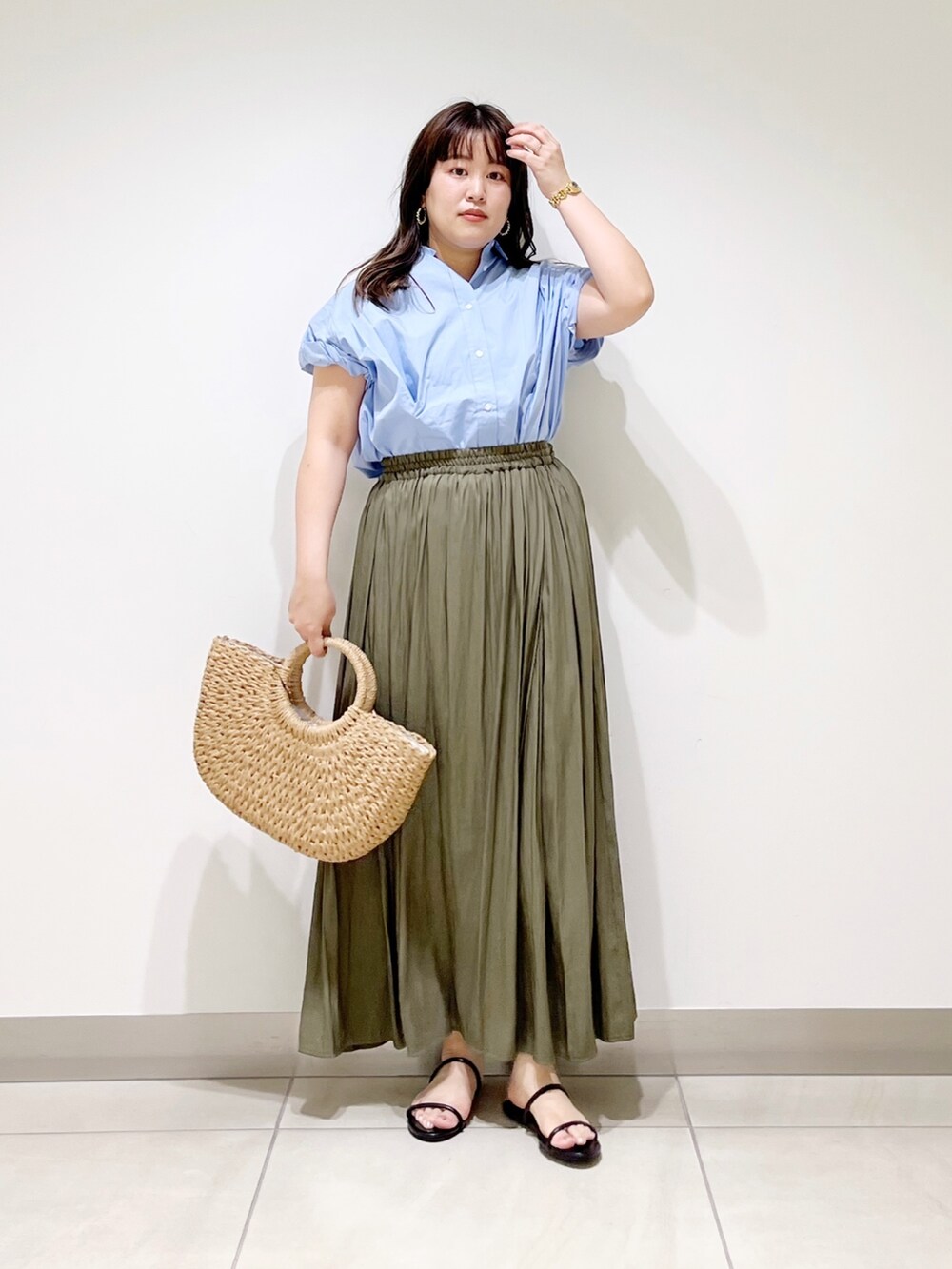 ブルー系のシャツ/ブラウス、グリーン系のその他パンツ、ベージュ系のかごバッグを着用したレディースの夏コーディネートの2枚目の写真