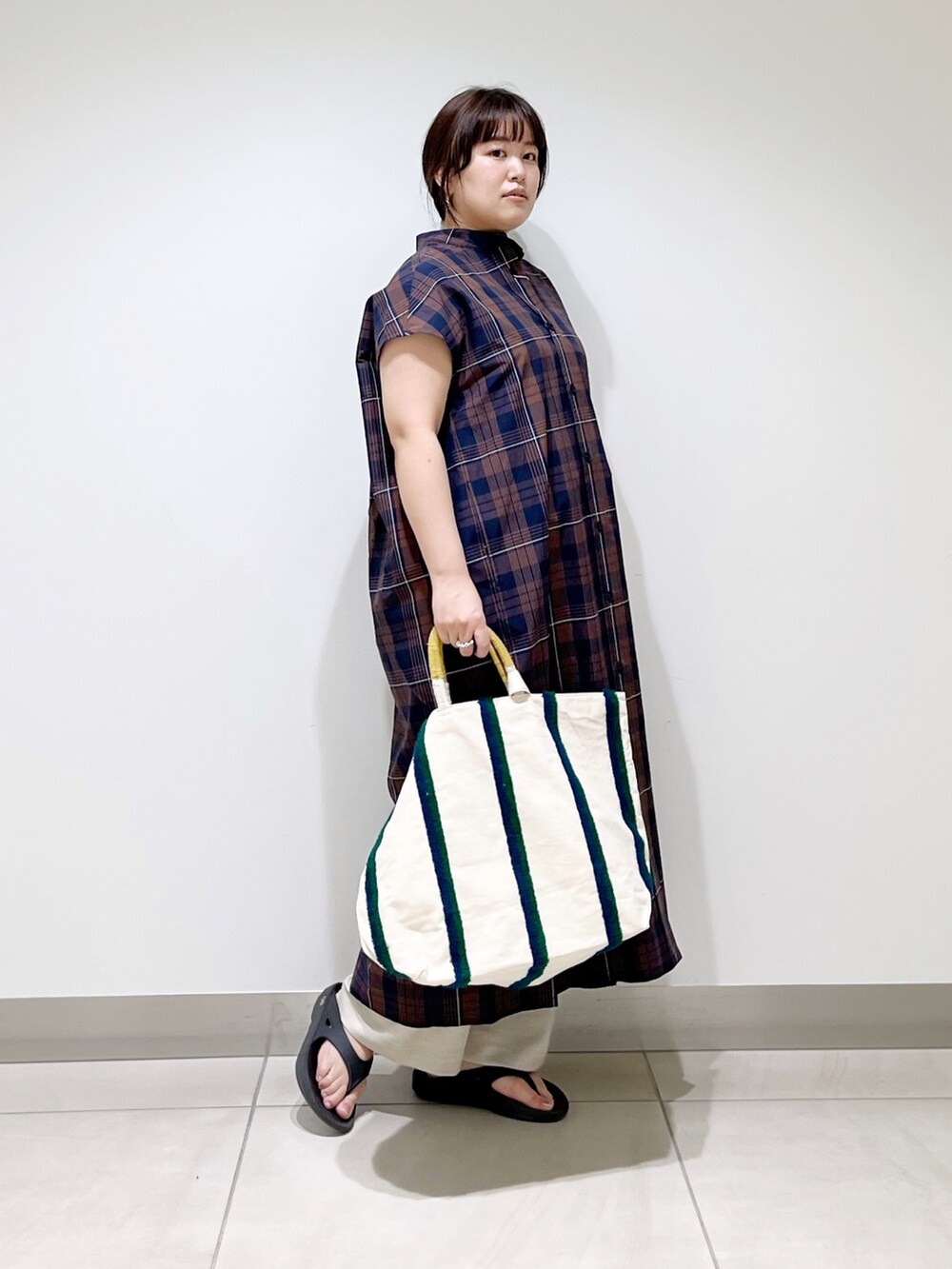 ブラウン系のワンピース、ベージュ系のその他パンツ、ブラック系のサンダルを着用したレディースの春コーディネートの5枚目の写真