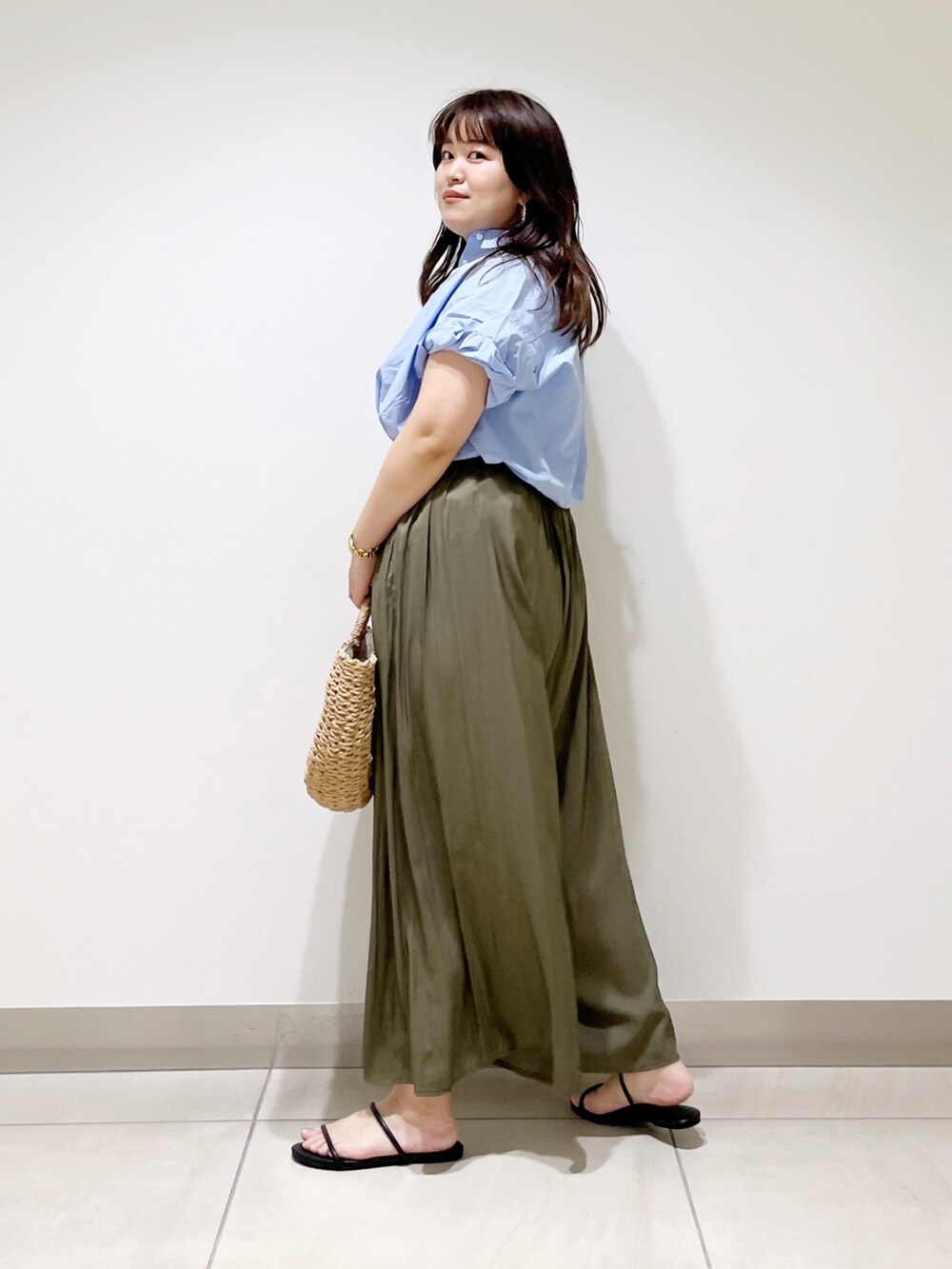 ブルー系のシャツ/ブラウス、グリーン系のその他パンツ、ベージュ系のかごバッグを着用したレディースの夏コーディネートの7枚目の写真