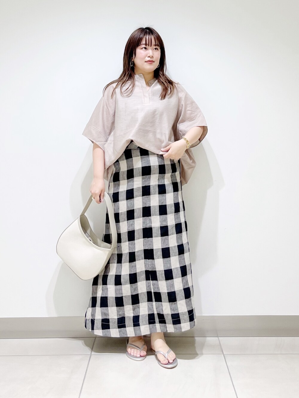 グレー系のシャツ/ブラウス、その他のスカート、ベージュ系のハンドバッグを着用したレディースの夏コーディネートの5枚目の写真