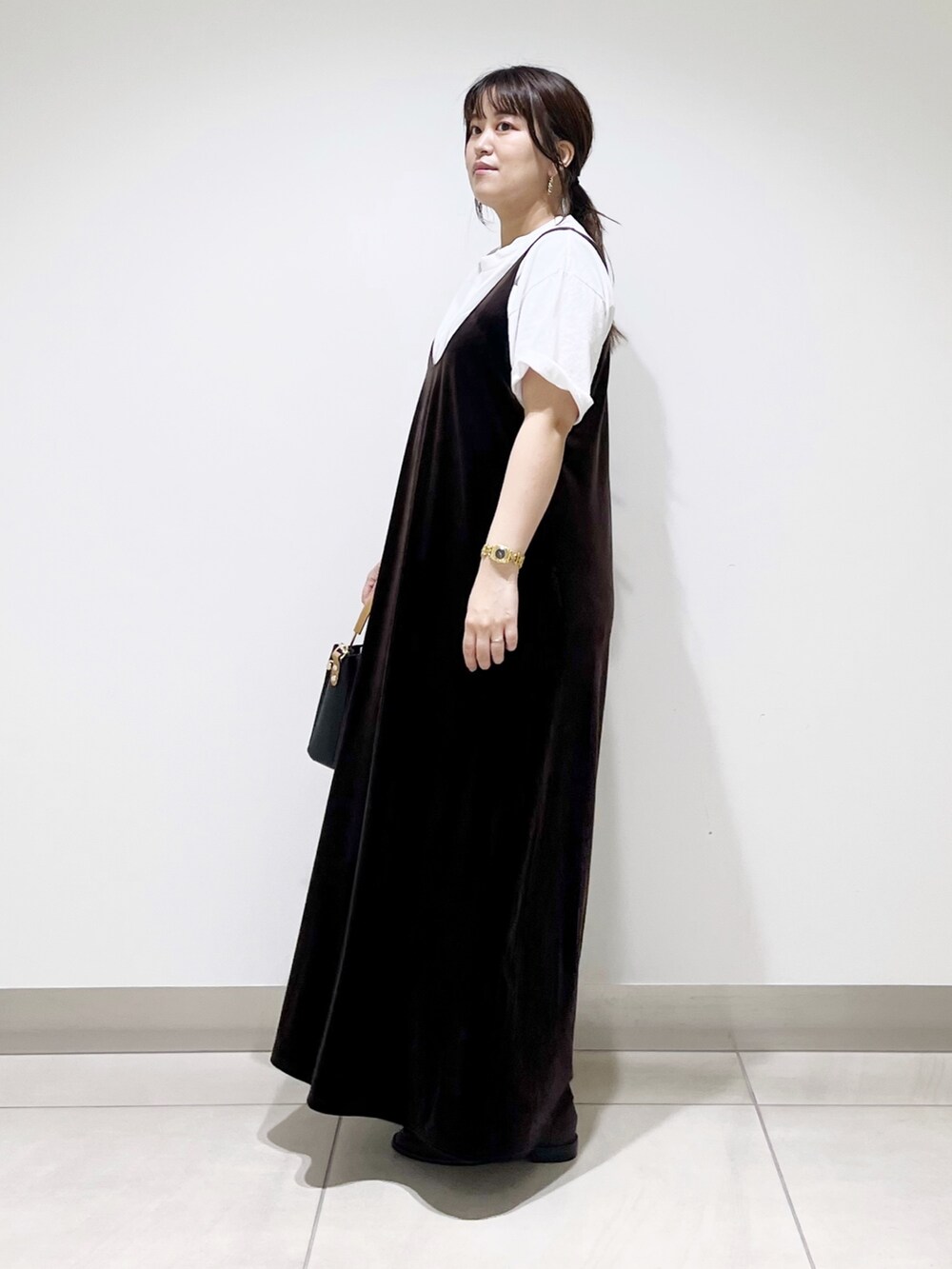 ブラウン系のワンピース/ドレス、ホワイト系のTシャツ/カットソー、ブラック系のトートバッグを着用したレディースの夏コーディネートの6枚目の写真