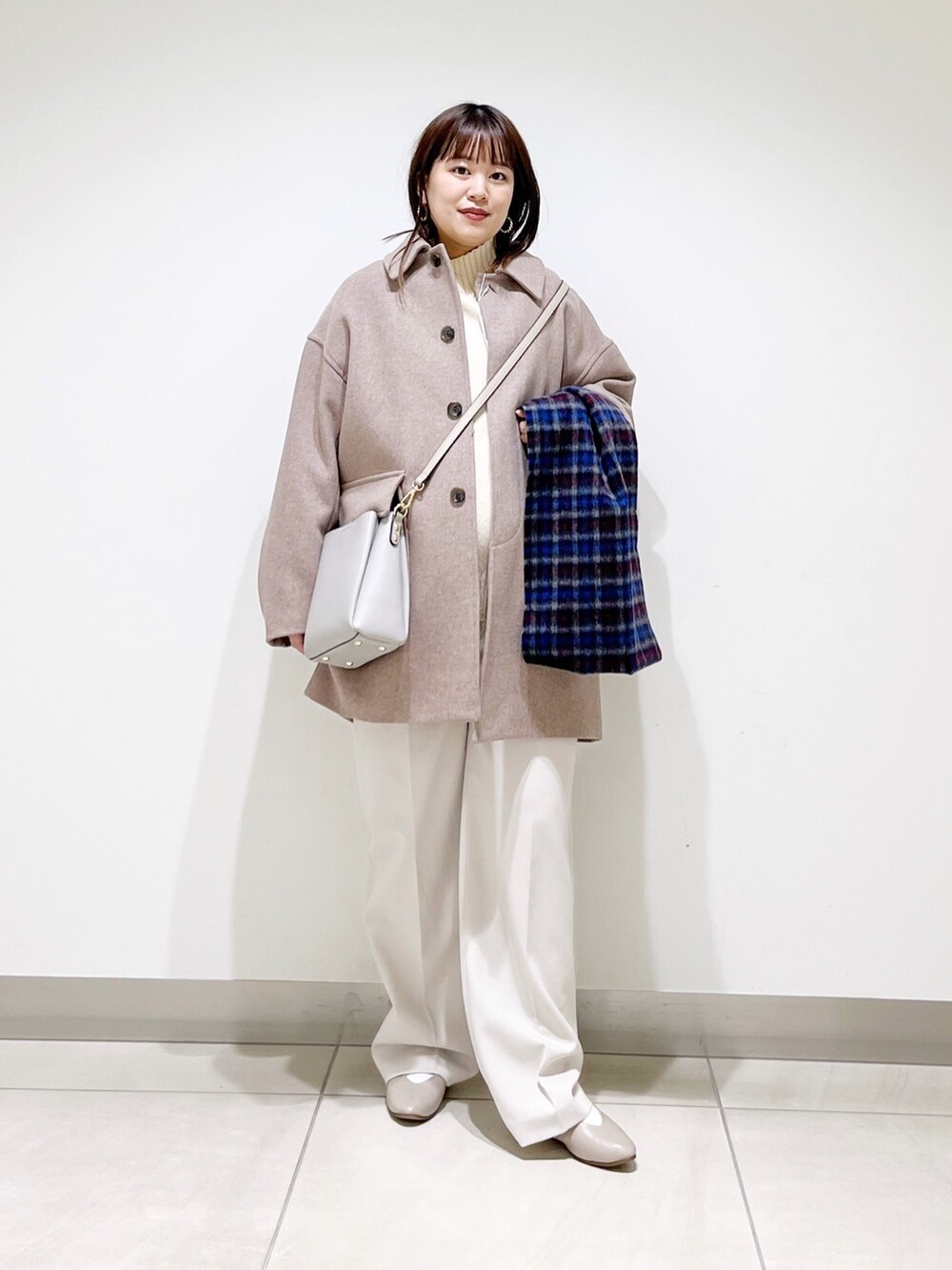 ブラウン系のその他アウター、ホワイト系のニット/セーター、ホワイト系のその他パンツを着用したレディースの冬コーディネートの6枚目の写真