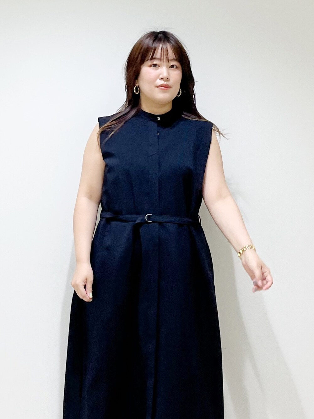 ブルー系のワンピース、ブルー系のその他パンツ、シルバー系のサンダルを着用したレディースの夏コーディネートの10枚目の写真