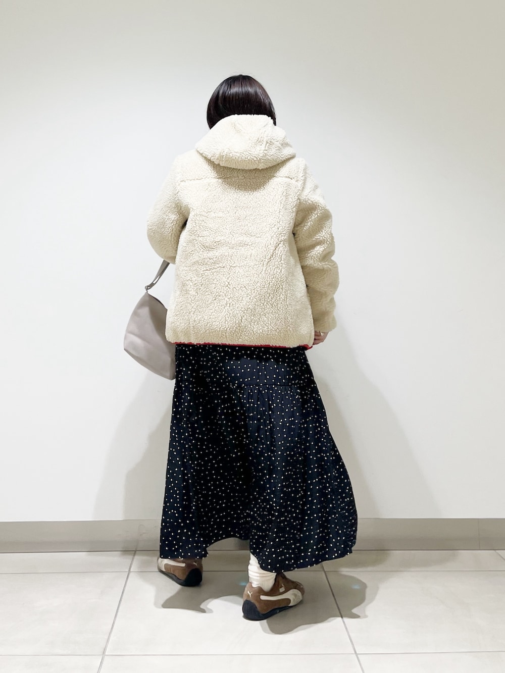 レッド系のその他アウター、ブラック系のワンピース、グレー系のショルダーバッグを着用したレディースの秋コーディネートの6枚目の写真