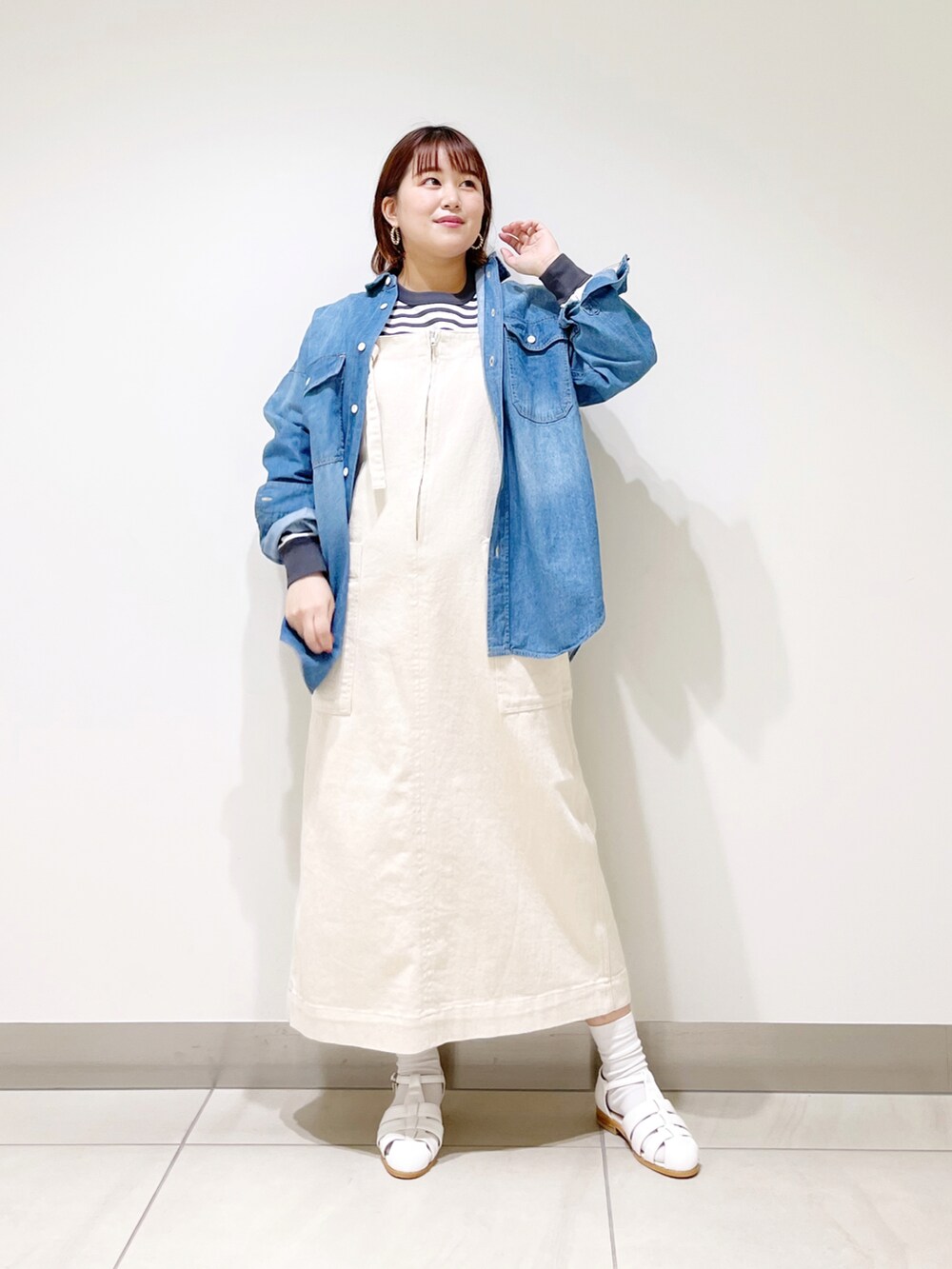 ブルー系のシャツ/ブラウス、ホワイト系のワンピース、ホワイト系のサンダルを着用したレディースの冬コーディネートの2枚目の写真