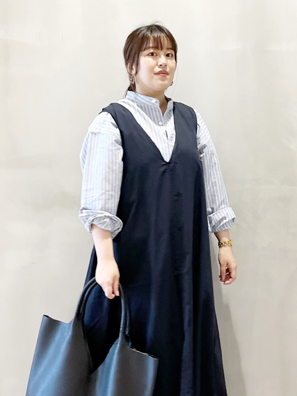 ブルー系のワンピース、ブルー系のシャツ/ブラウス、ブラック系のトートバッグを着用したレディースの秋コーディネートの3枚目の写真