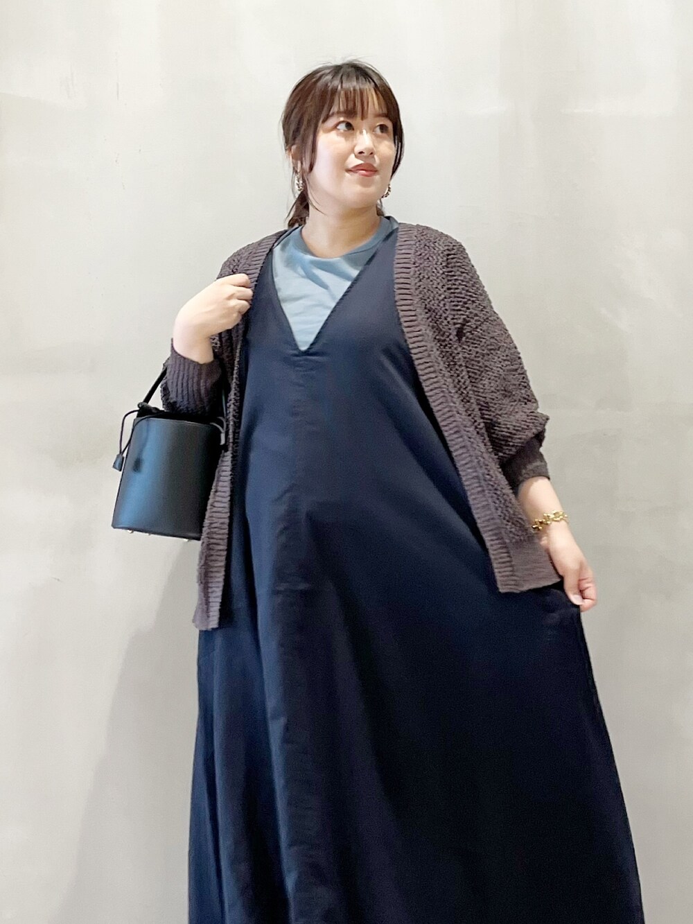 グレー系のカーディガン/ボレロ、ブルー系のワンピース、グレー系のTシャツ/カットソーを着用したレディースの夏コーディネートの5枚目の写真