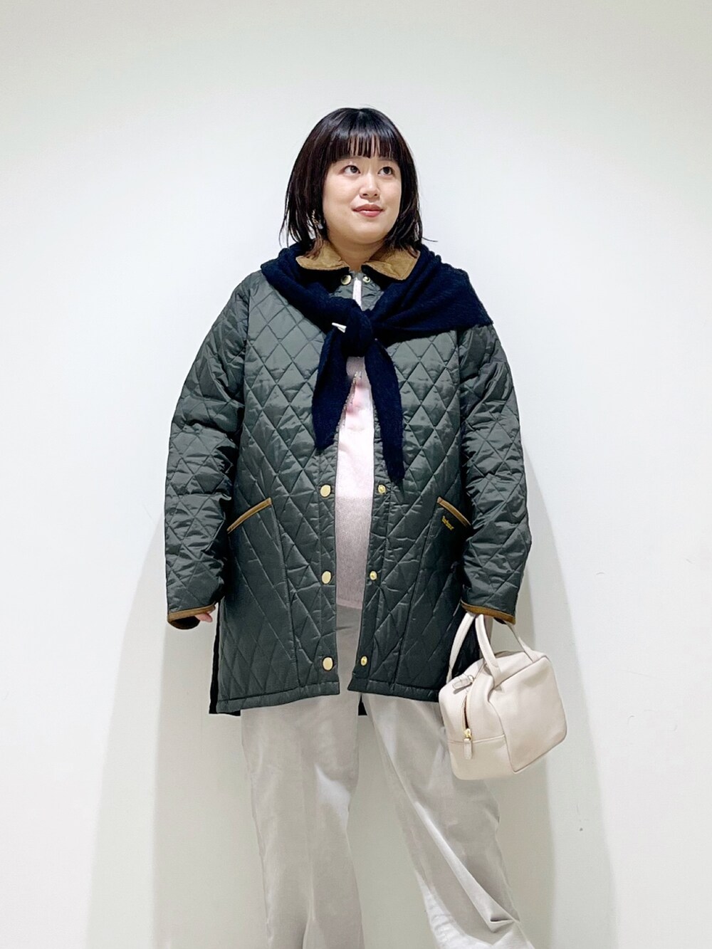 ブルー系のその他アウター、ピンク系のニット/セーター、グレー系のボストンバッグを着用したレディースの秋コーディネートの6枚目の写真
