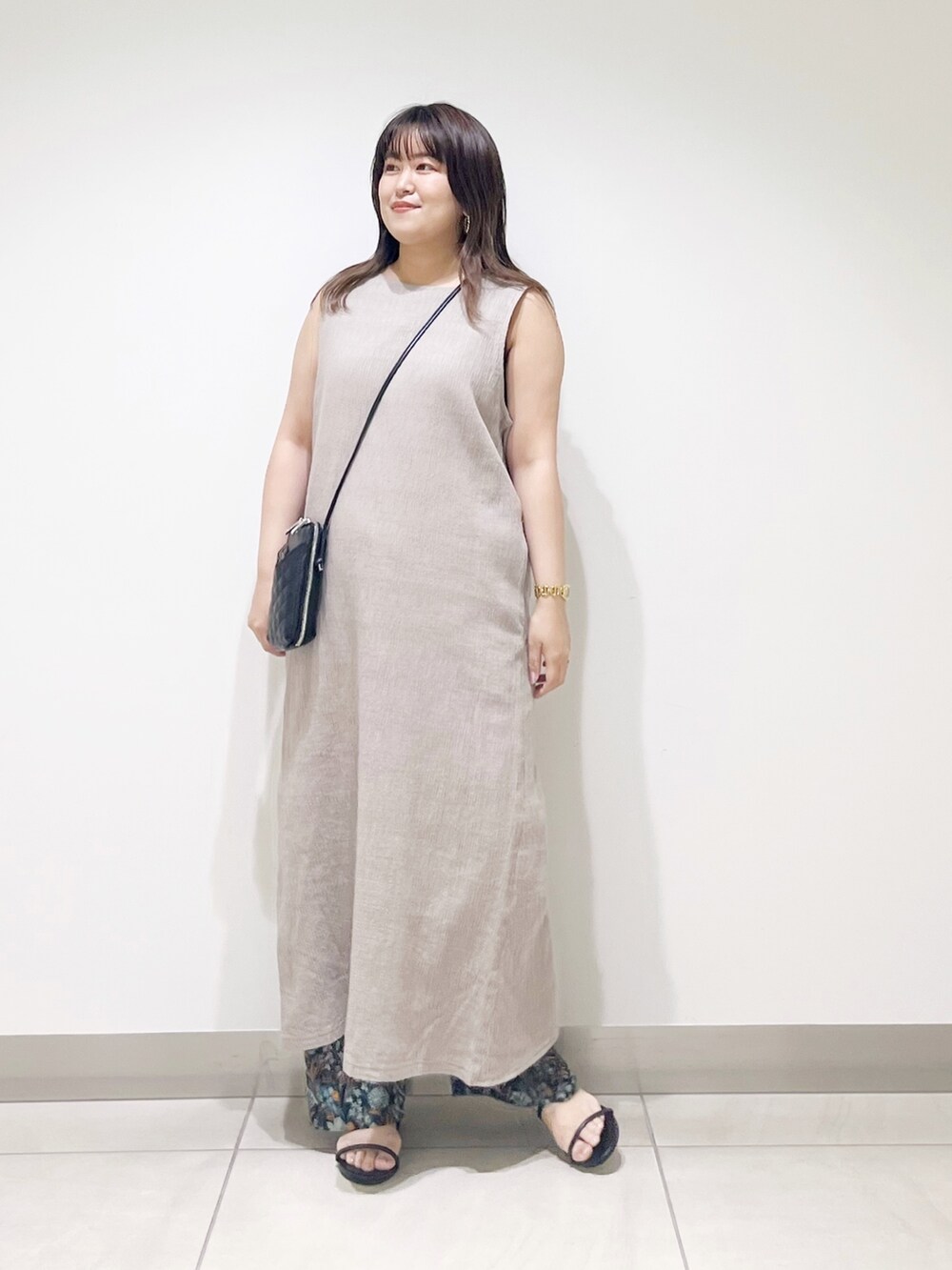 グレー系のワンピース、ブラック系のショルダーバッグ、ブルー系のその他パンツを着用したレディースの夏コーディネートの3枚目の写真