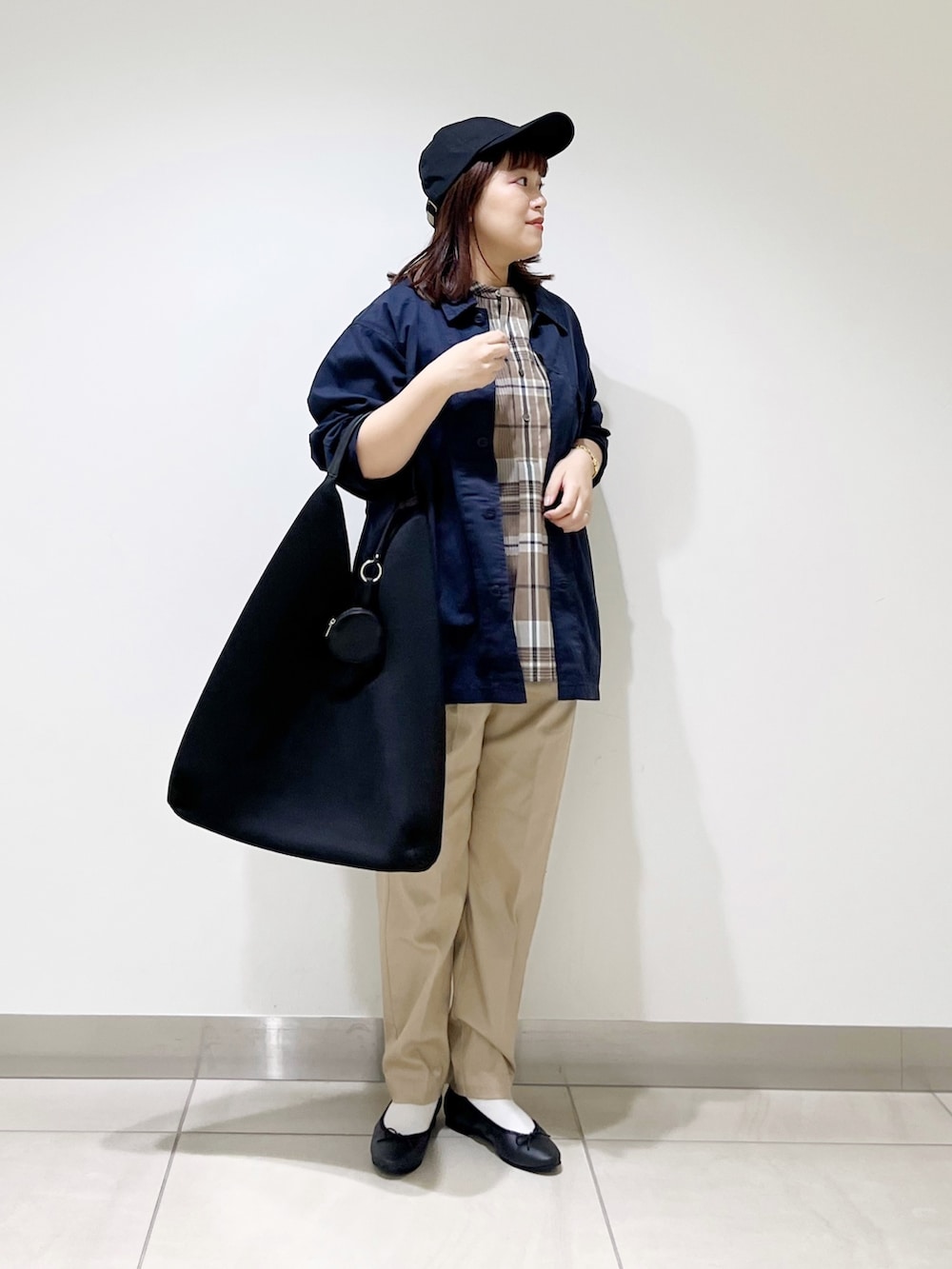 ベージュ系のシャツ/ブラウス、ブルー系のその他アウター、ブラック系のトートバッグを着用したレディースの秋コーディネートの8枚目の写真