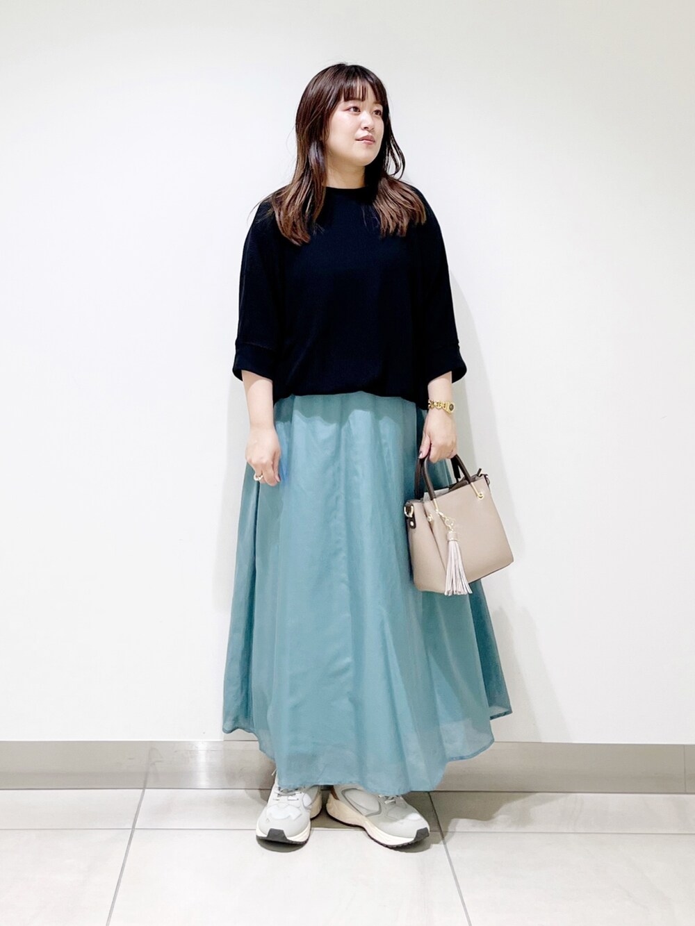 ブラック系のTシャツ/カットソー、ホワイト系のスカート、ベージュ系のトートバッグを着用したレディースの夏コーディネートの6枚目の写真
