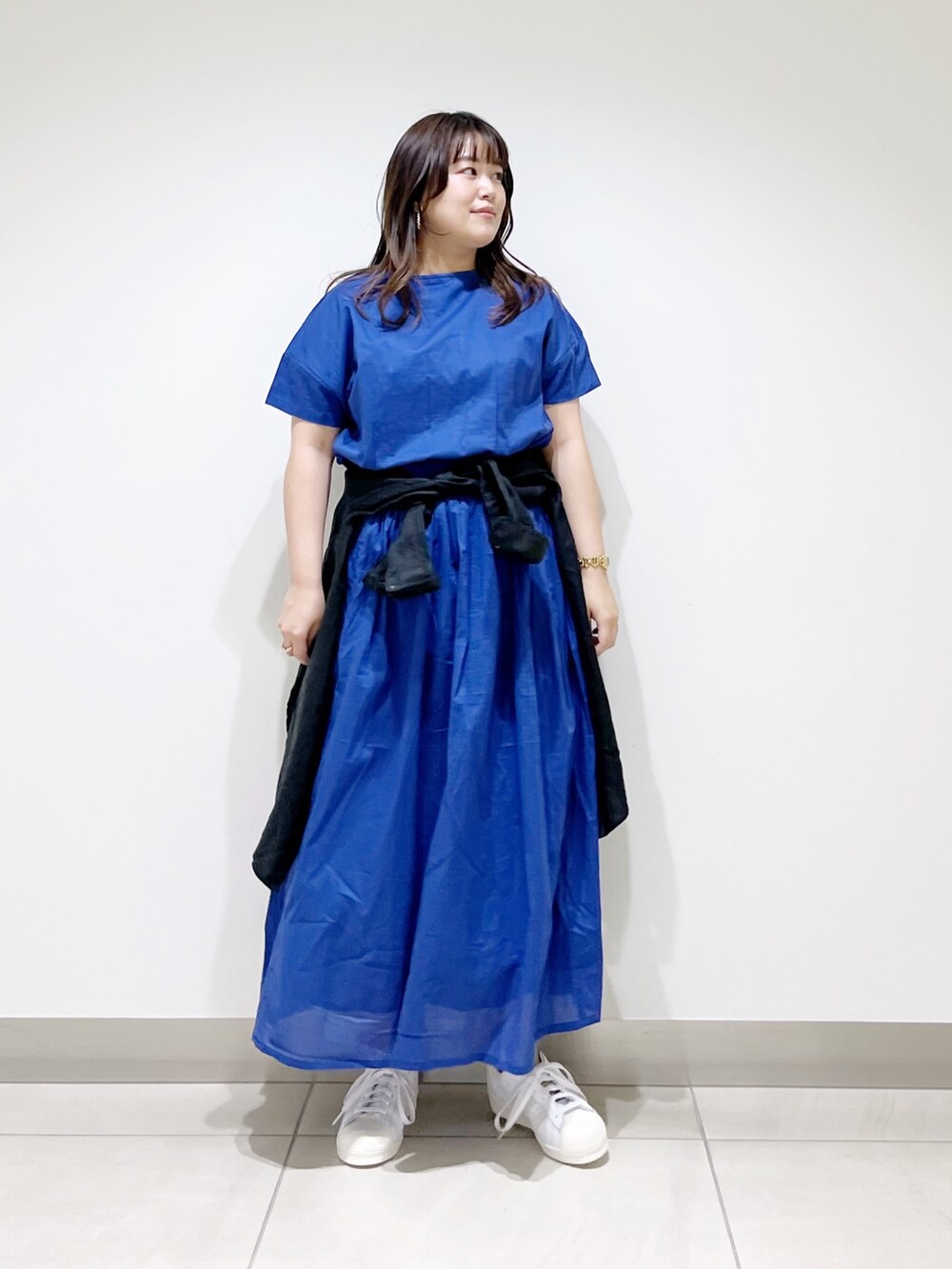 ブルー系のワンピース、ブラック系のシャツ/ブラウス、ホワイト系のスニーカーを着用したレディースの春コーディネートの8枚目の写真