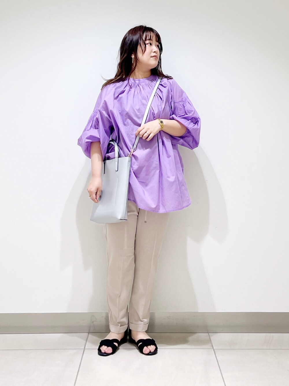 パープル系のシャツ/ブラウス、ベージュ系のその他パンツ、シルバー系のショルダーバッグを着用したレディースの春コーディネートの4枚目の写真