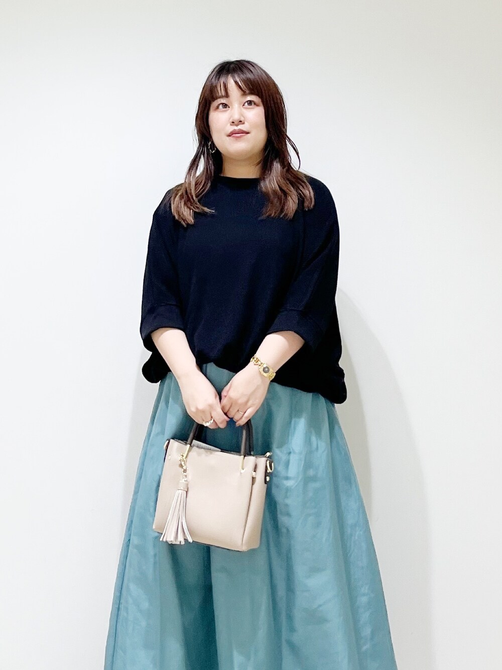 ブラック系のTシャツ/カットソー、ホワイト系のスカート、ベージュ系のトートバッグを着用したレディースの夏コーディネートの4枚目の写真