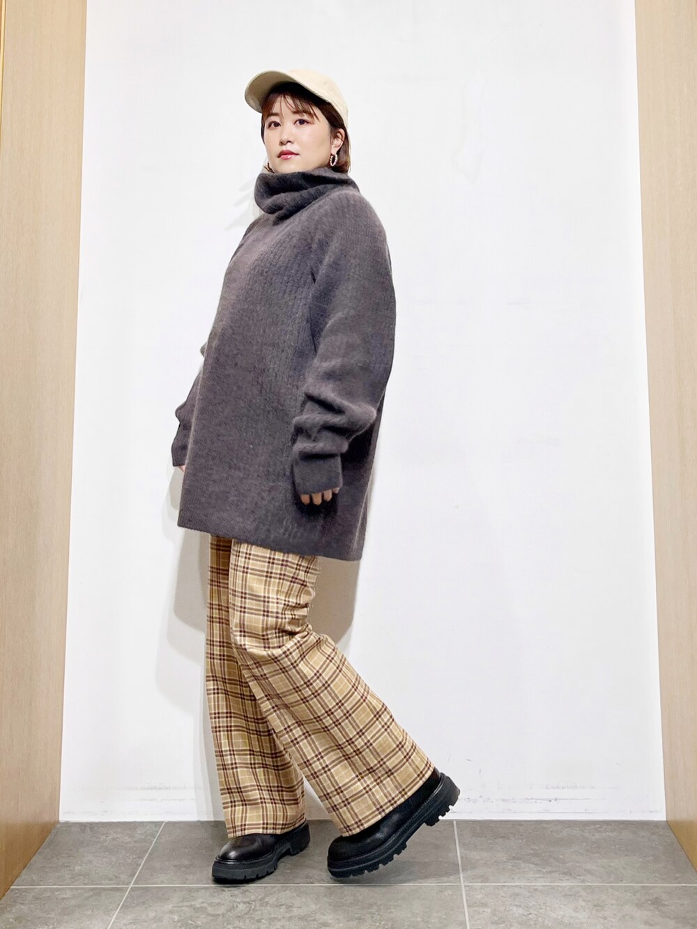 パープル系のニット/セーター、イエロー系のその他パンツ、ブラック系のブーツを着用したレディースの秋コーディネートの3枚目の写真