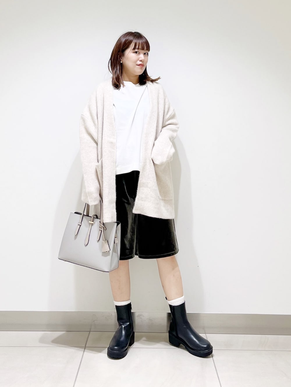 ホワイト系のカーディガン/ボレロ、ホワイト系のトップス、グリーン系のその他パンツを着用したレディースの秋コーディネートの8枚目の写真