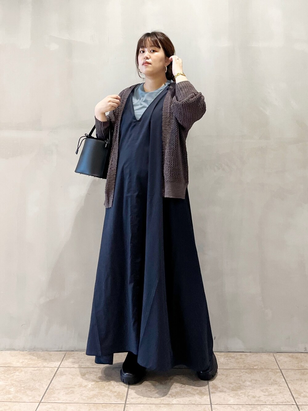 グレー系のカーディガン/ボレロ、ブルー系のワンピース、グレー系のTシャツ/カットソーを着用したレディースの夏コーディネートの9枚目の写真