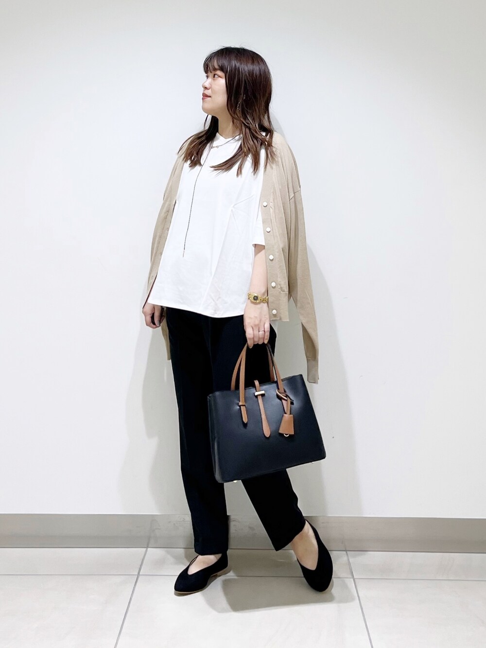 ホワイト系のTシャツ/カットソー、ベージュ系のカーディガン/ボレロ、ブルー系のパンツを着用したレディースの夏コーディネートの2枚目の写真