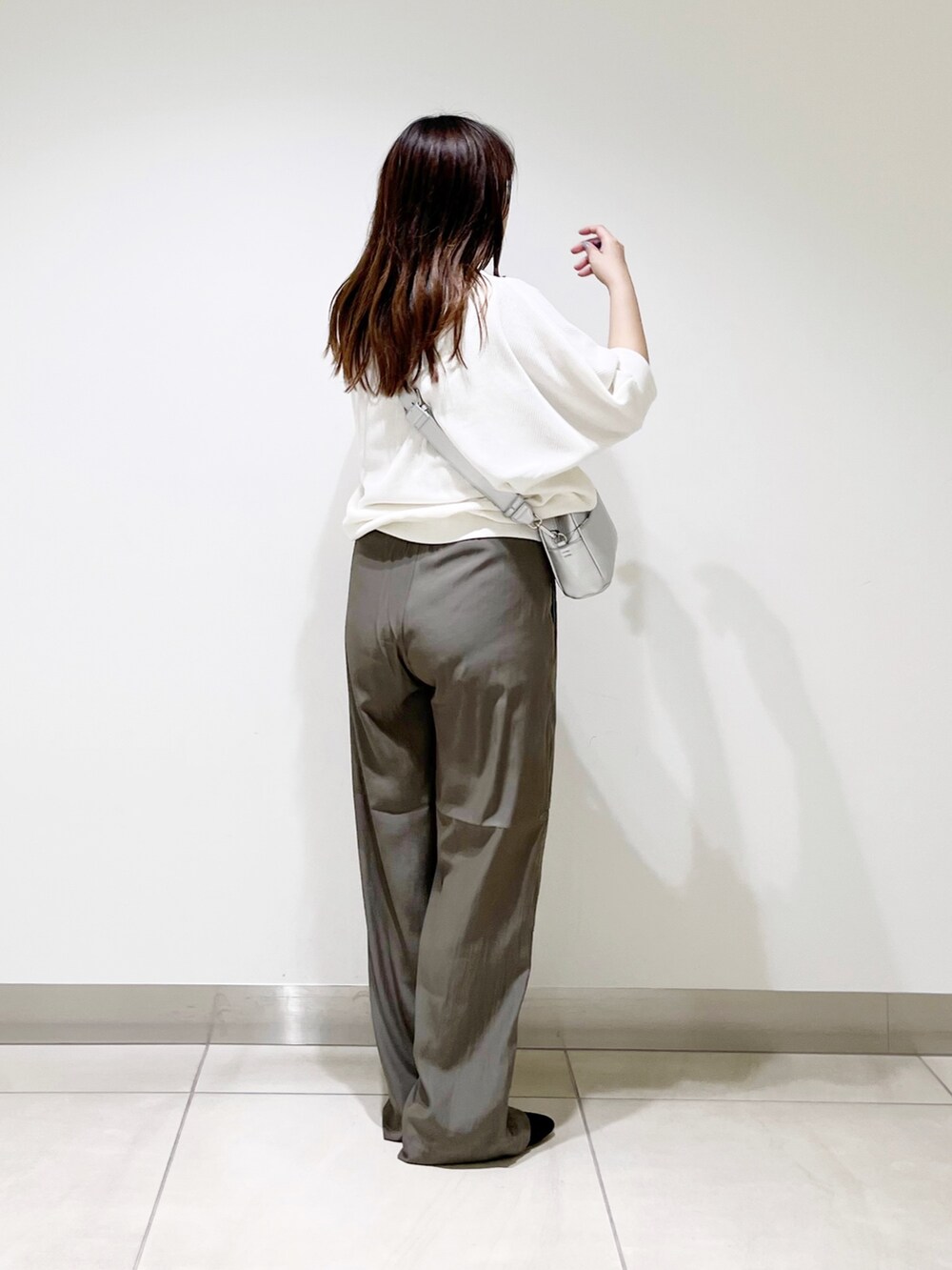 ホワイト系のTシャツ/カットソー、シルバー系のショルダーバッグ、ブラウン系のその他パンツを着用したレディースの夏コーディネートの7枚目の写真