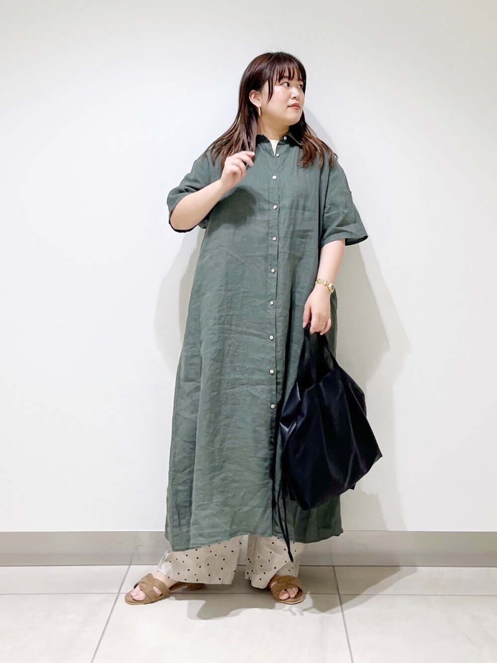 グリーン系のワンピース、ブラック系のトートバッグ、ベージュ系のその他パンツを着用したレディースの夏コーディネートの8枚目の写真