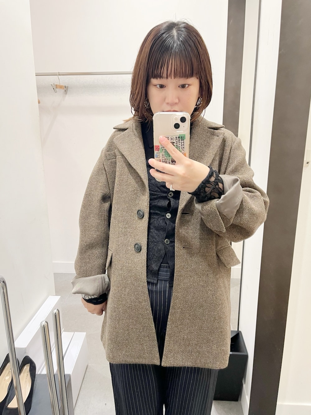 グリーン系のその他アウター、ブラック系のシャツ/ブラウス、ブラック系のタンクトップを着用したレディースの秋コーディネートの3枚目の写真