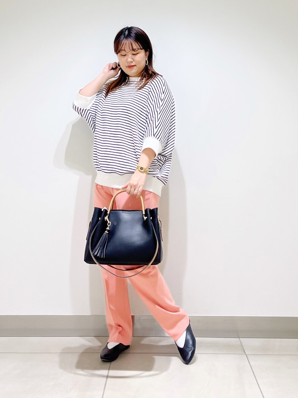 ホワイト系のTシャツ/カットソー、ピンク系のその他パンツ、ブラック系のトートバッグを着用したレディースの春コーディネートの5枚目の写真