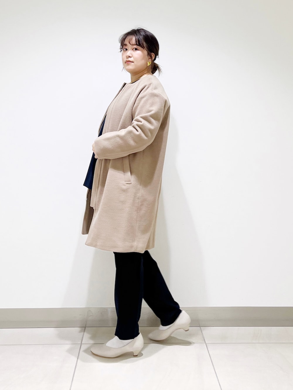 ブルー系のセットアップ、ベージュ系のその他アウター、ベージュ系のパンプスを着用したレディースの冬コーディネートの4枚目の写真