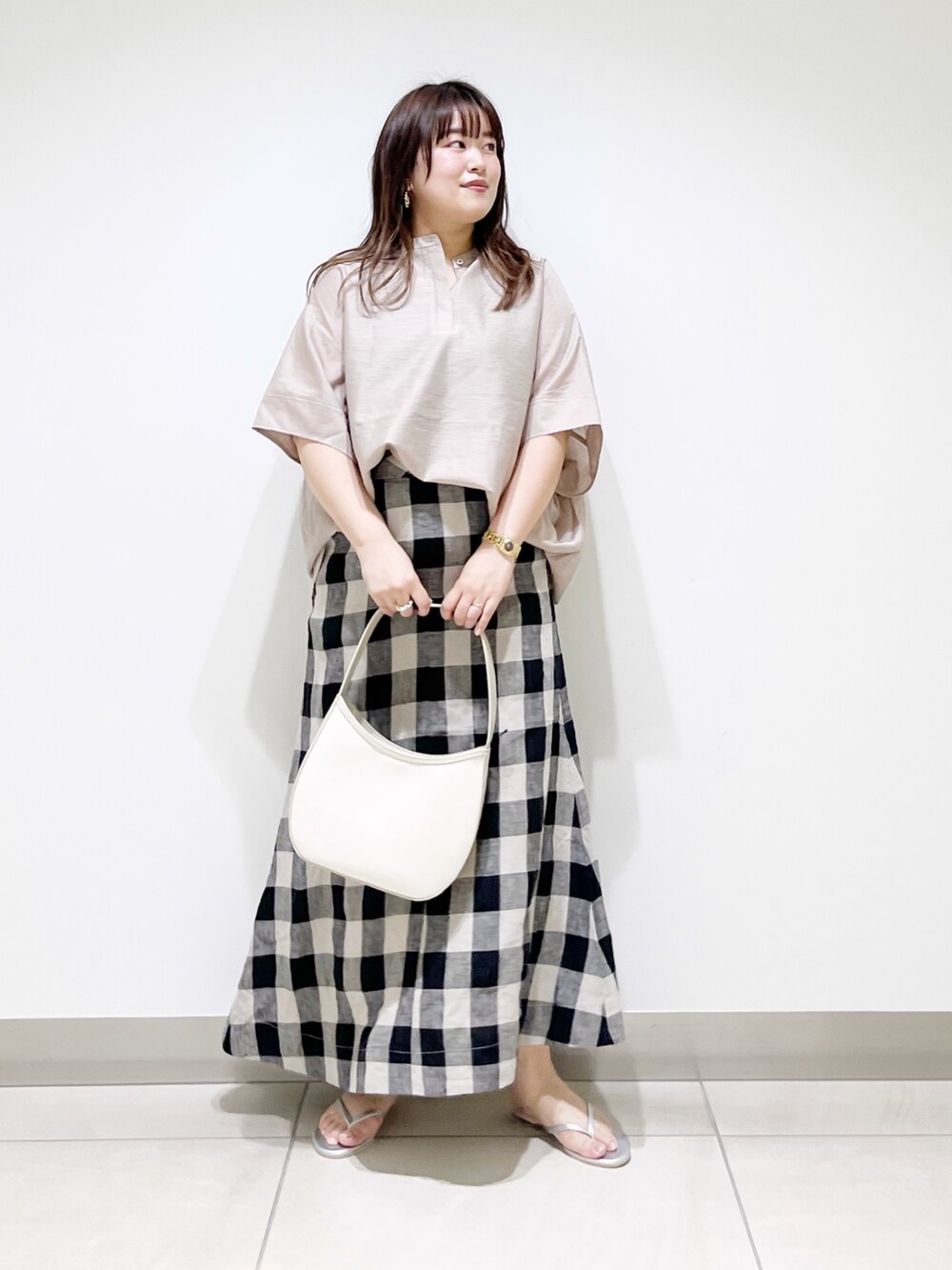 グレー系のシャツ/ブラウス、その他のスカート、ベージュ系のハンドバッグを着用したレディースの夏コーディネートの10枚目の写真