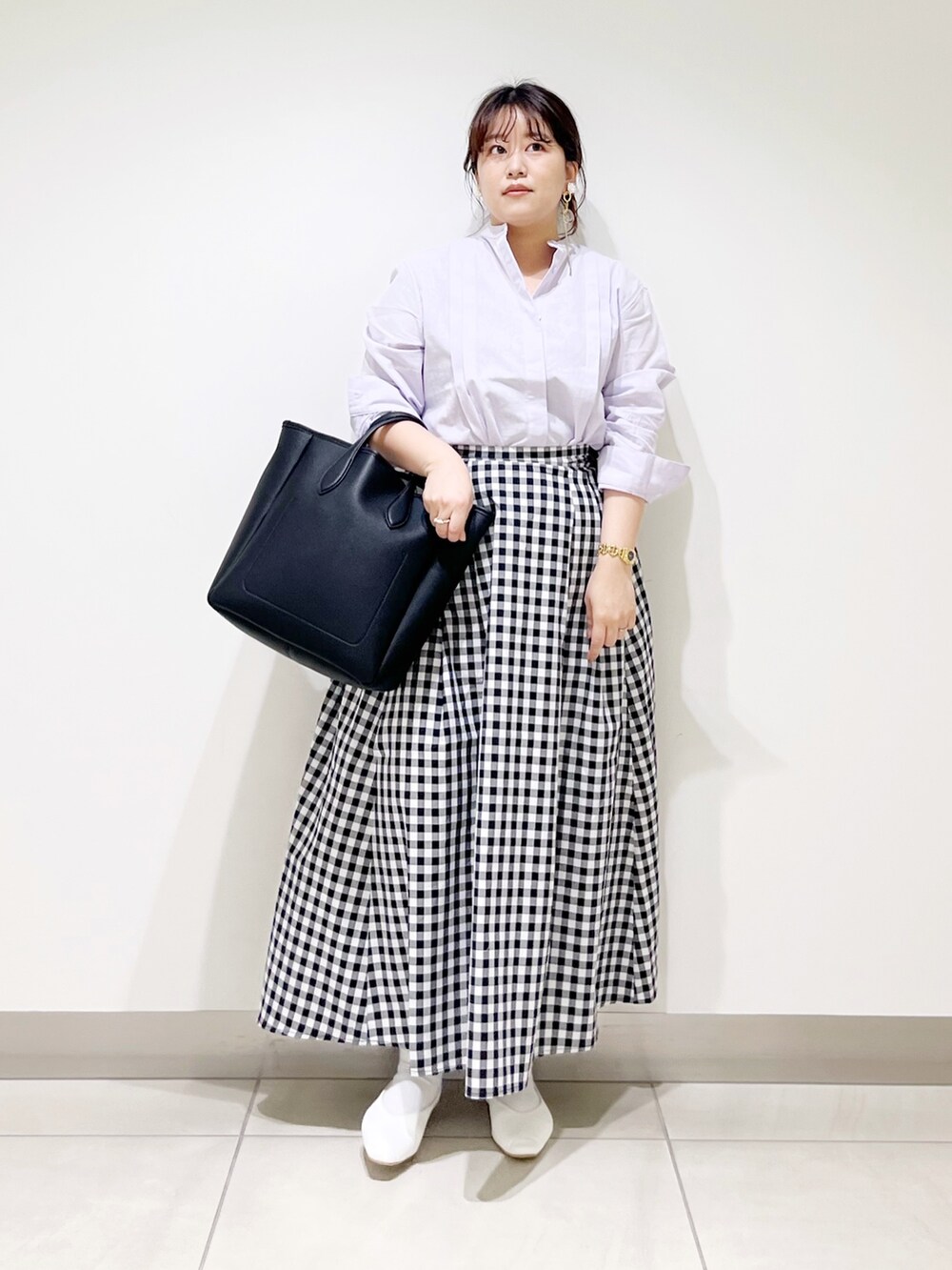 パープル系のシャツ/ブラウス、その他のスカート、ブラック系のトートバッグを着用したレディースの春コーディネートの4枚目の写真